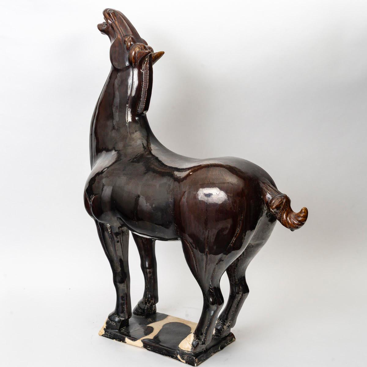 Importante Caballo de Terracota Esmaltada del Siglo XX, Arte Asiático. Japonismo en venta