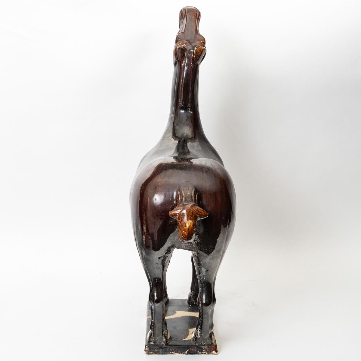 Importante Caballo de Terracota Esmaltada del Siglo XX, Arte Asiático. Glaseado en venta