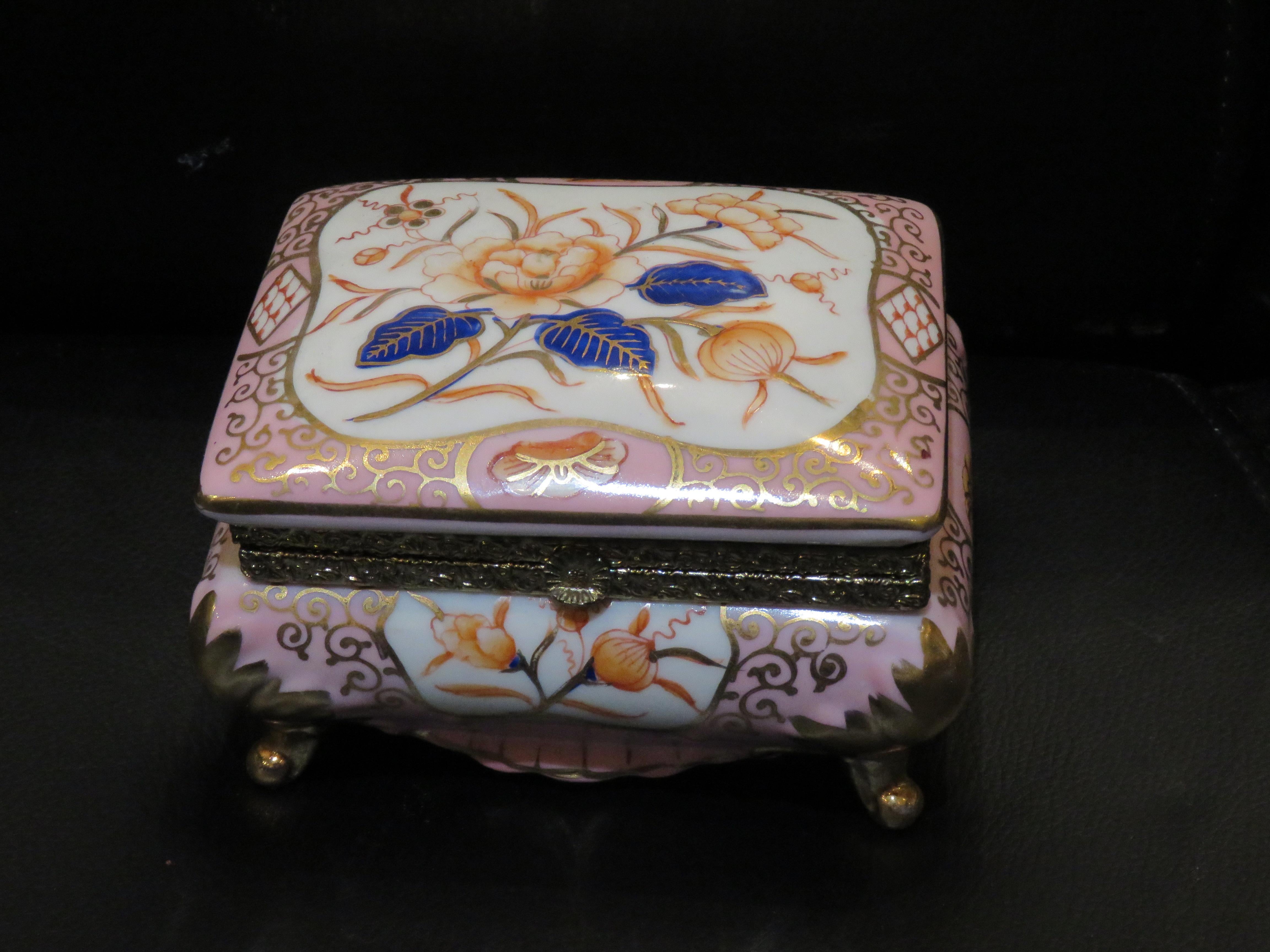 Te ofrecemos esta gran caja de centro de mesa pintada a mano de estilo rosa familiar. Bellamente pintada a mano con detalles florales y monturas de bronce.  De una importante colección de bienes del Upper East Side de Nueva York. ¡¡¡Una obra maestra