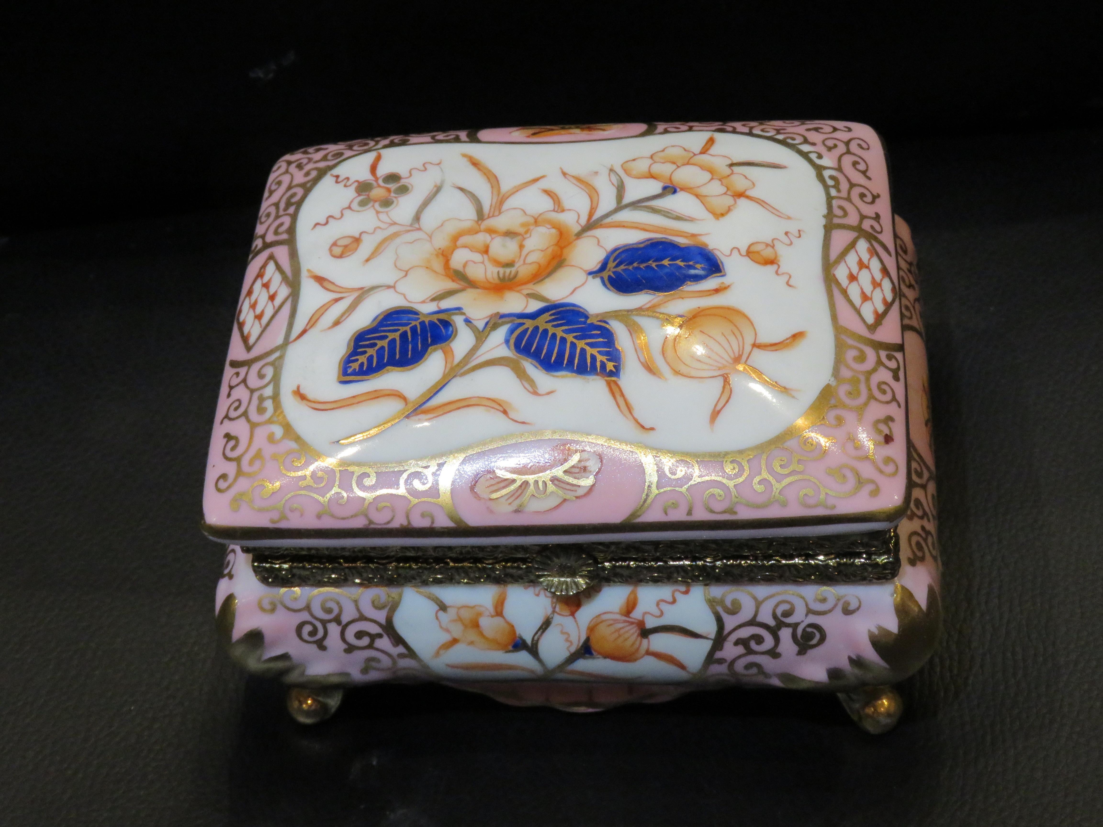 Importante y preciosa caja de porcelana rosa pintada a mano con motivos Famille Rose asiáticos Chino en venta