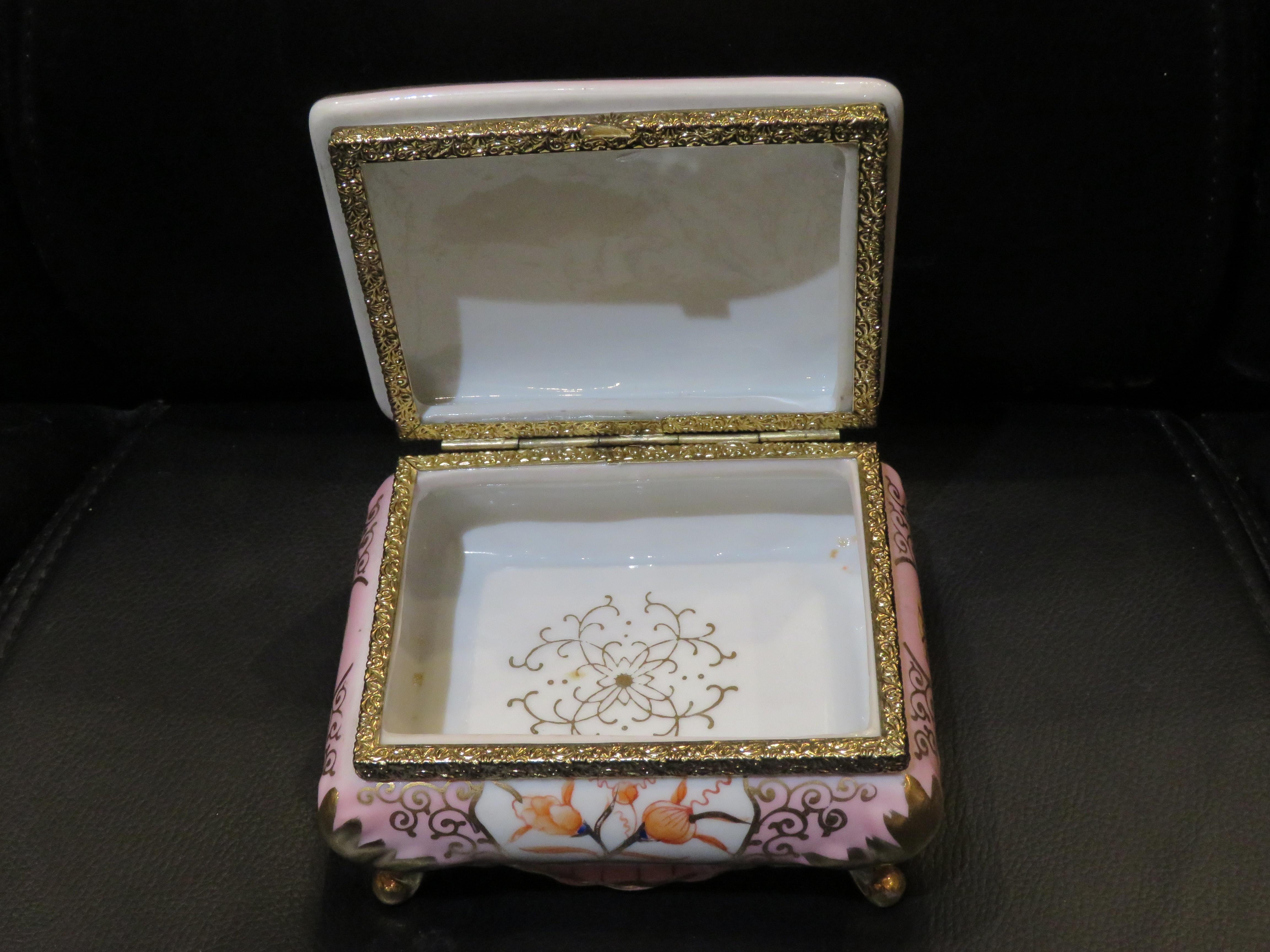 Importante y preciosa caja de porcelana rosa pintada a mano con motivos Famille Rose asiáticos en Bueno estado para la venta en New York, NY