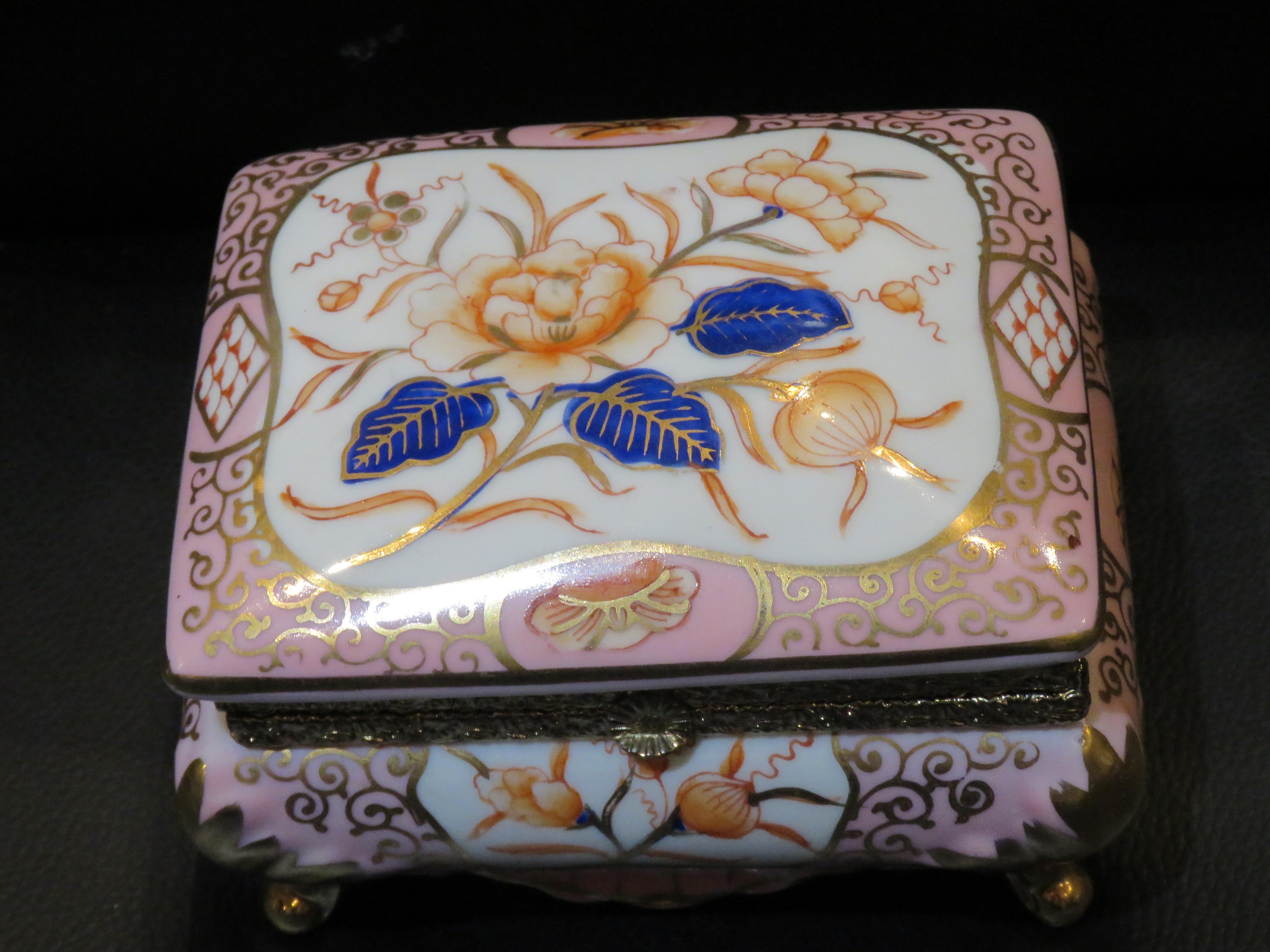 Importante y preciosa caja de porcelana rosa pintada a mano con motivos Famille Rose asiáticos Porcelana en venta