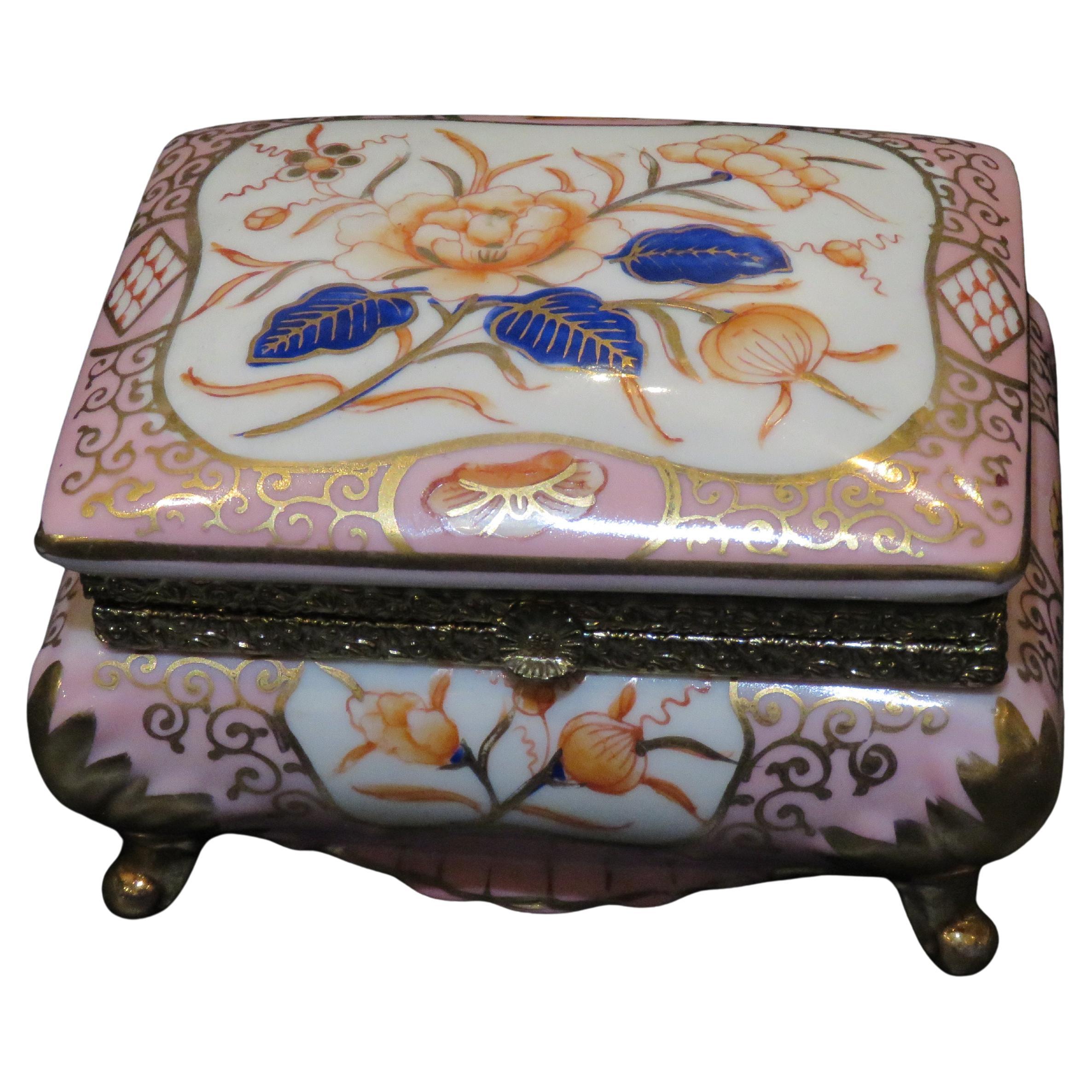 Importante y preciosa caja de porcelana rosa pintada a mano con motivos Famille Rose asiáticos en venta
