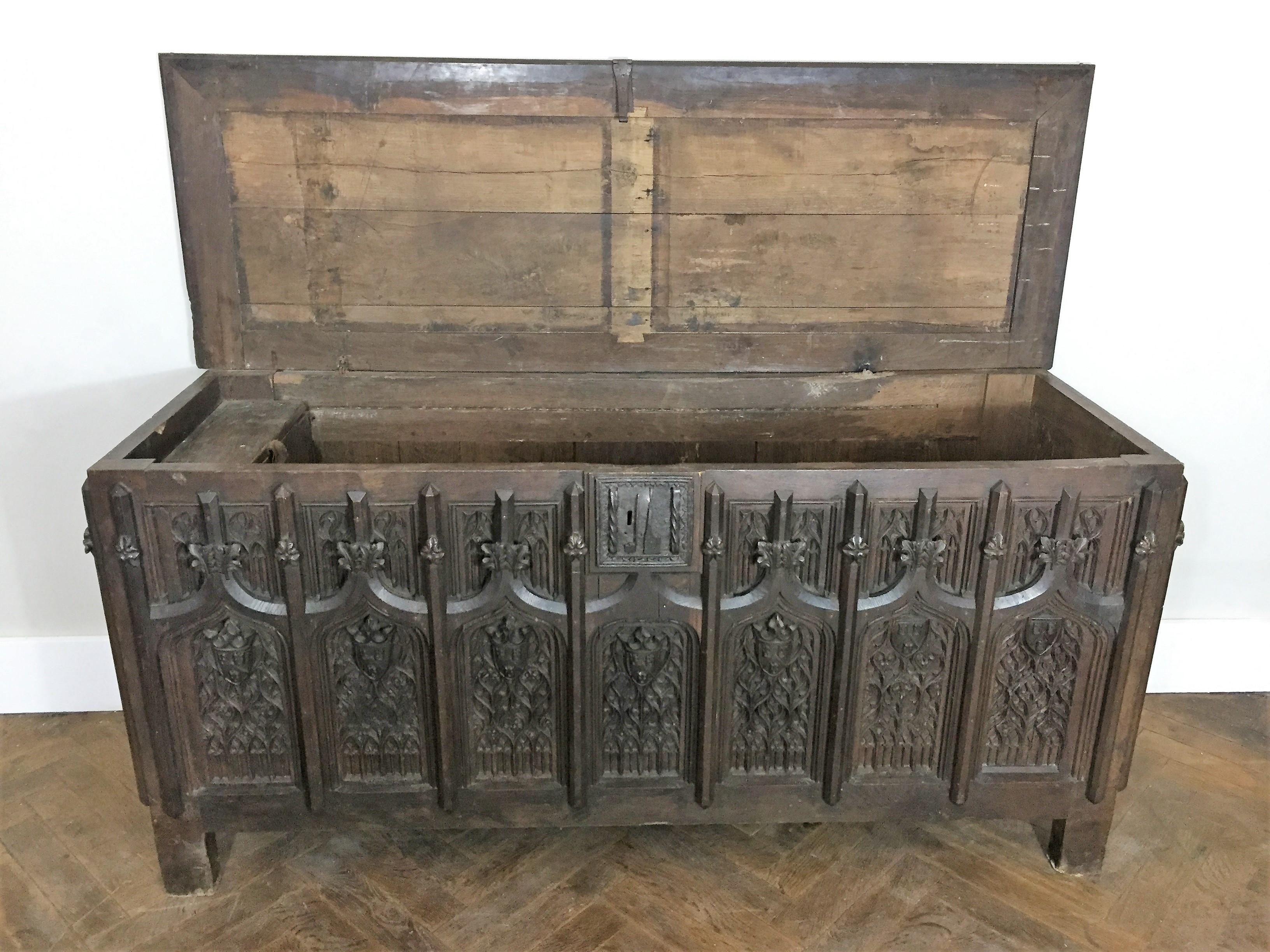 Important Gothic Oak Chest, 16th and 19th Century In Good Condition In Beuzevillette, FR