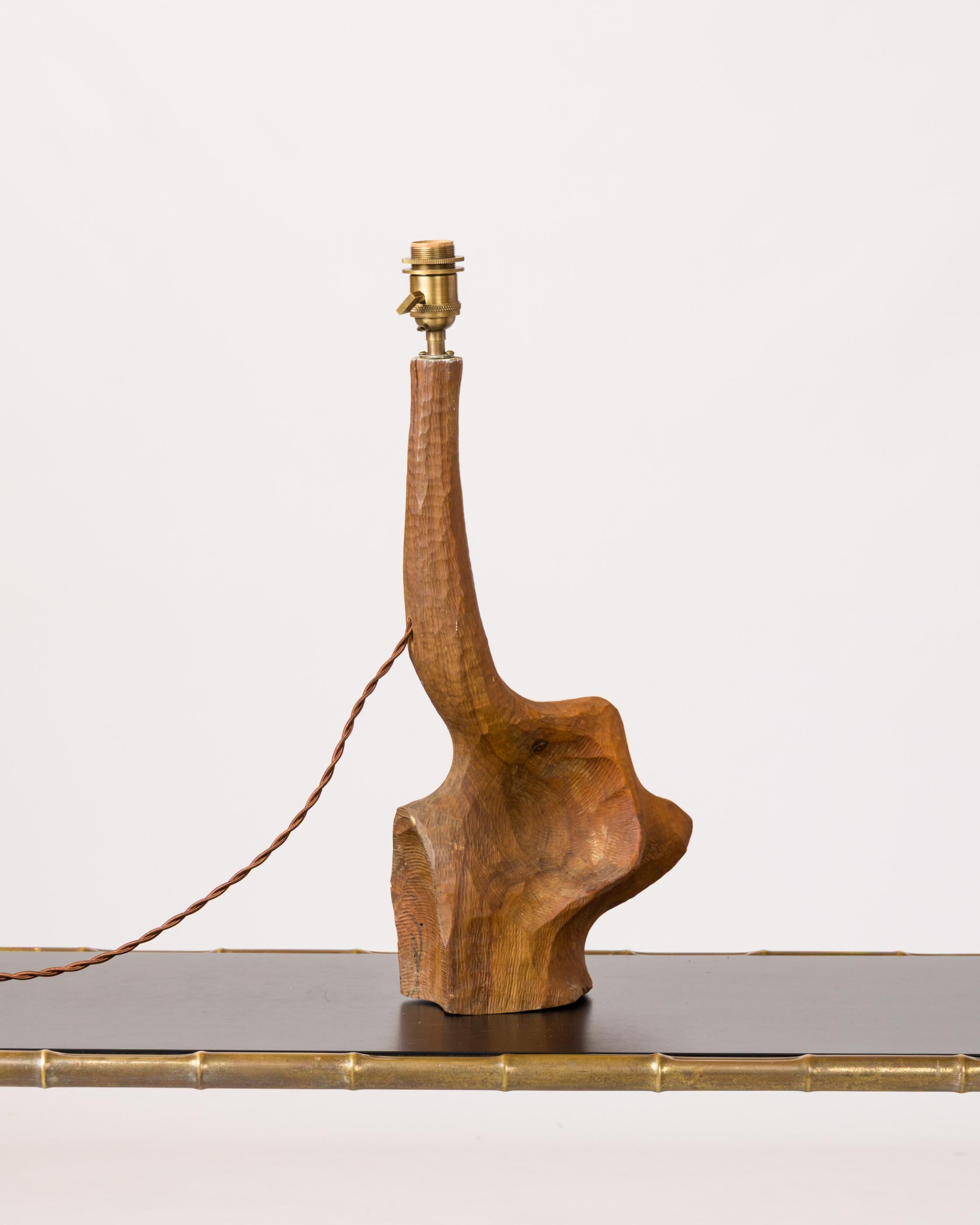 Lampe de table fabriquée à partir d'une souche de bois sculptée et taillée. Forme organique, France 1970.
Recâblé pour une utilisation aux États-Unis.
L'abat-jour n'est utilisé qu'à des fins d'illustration.
Cette lampe est expédiée depuis la France