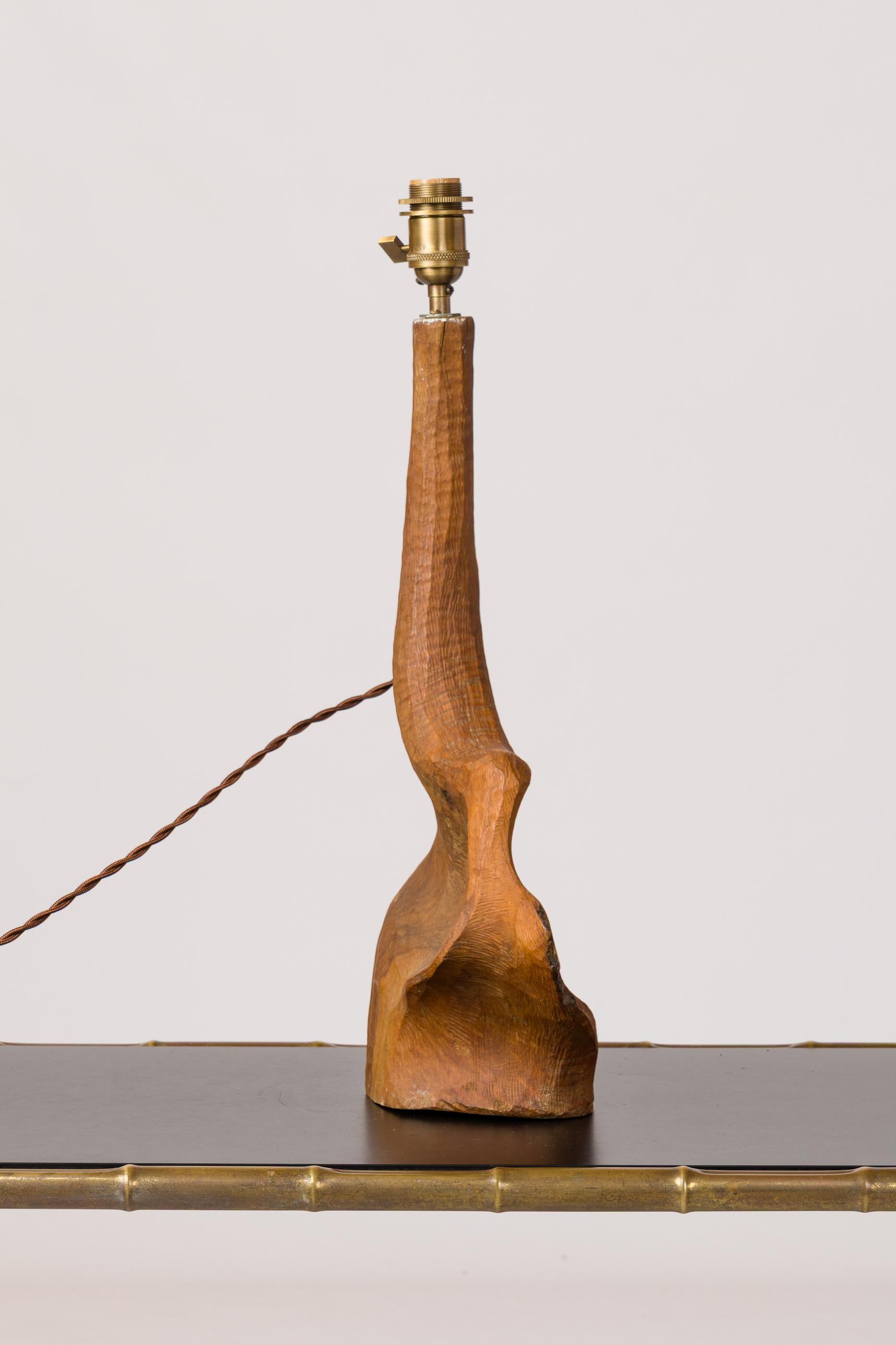 Sculpté à la main Importante lampe de table 