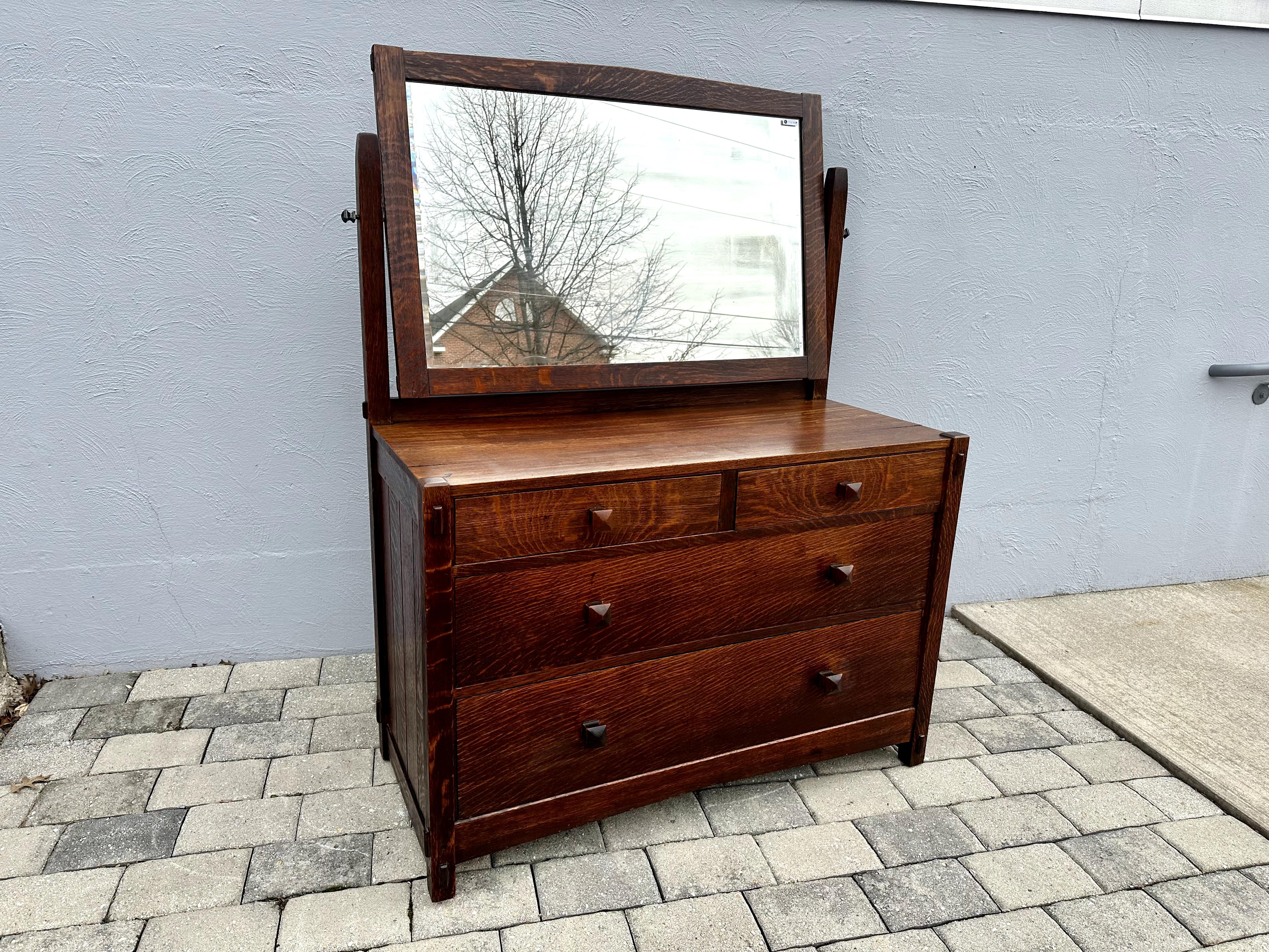 Dies ist eine wichtige circa 1901 Gustav Stickley gemacht circa 1901 in tadellosem Zustand.  Die Kommode hat eine durchgehende Zapfenkonstruktion rundum. Es ist vielleicht die beste Auswahl an Eichenholz, die wir in der Zeit, die wir hier verbracht