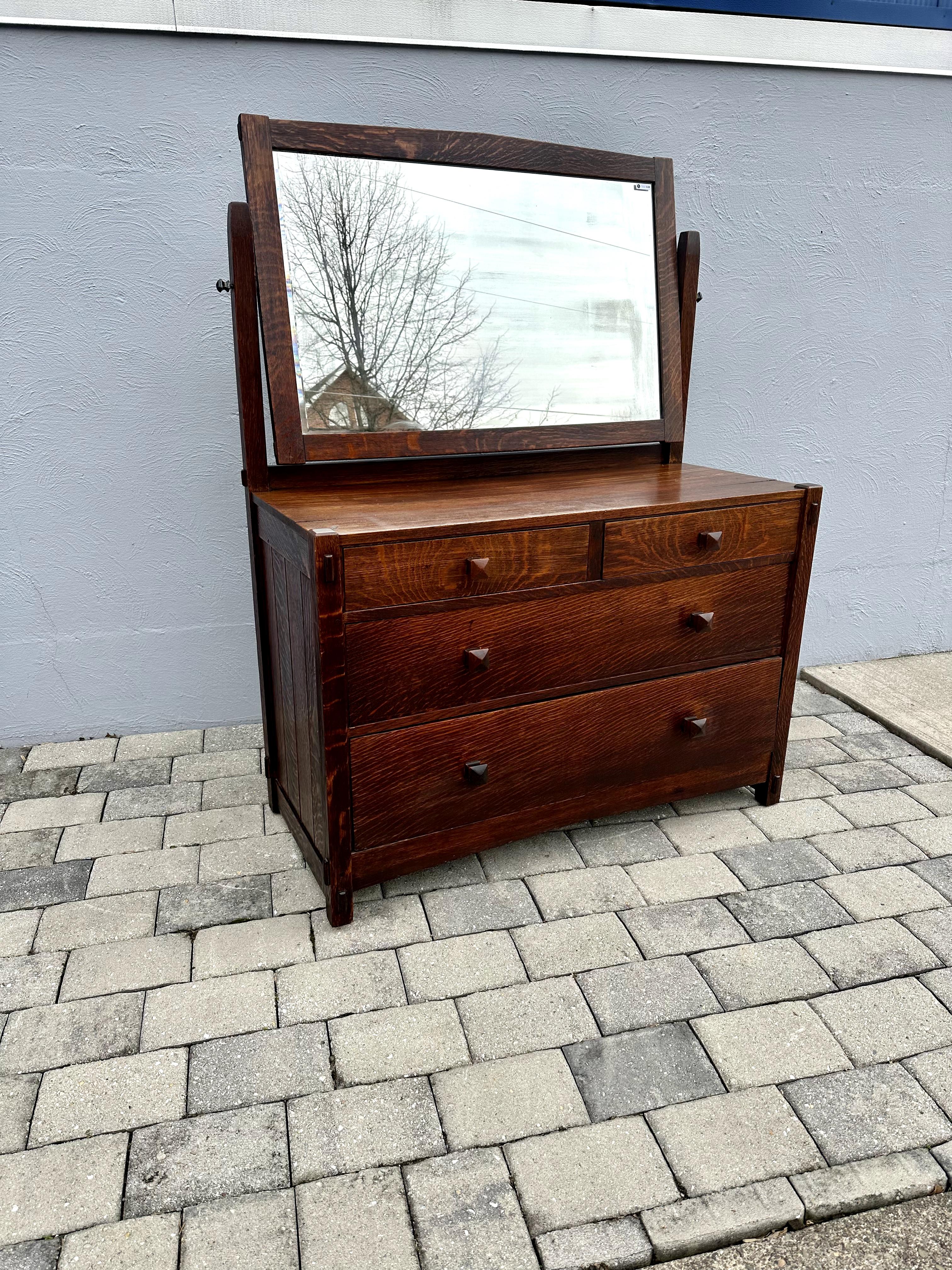 Wichtig   GUSTAV  STICKLEY  Schöne frühe Kommode  IN NEUWERTIGEM ZUSTAND- W7798 im Zustand „Hervorragend“ in Shamokin Dam, PA