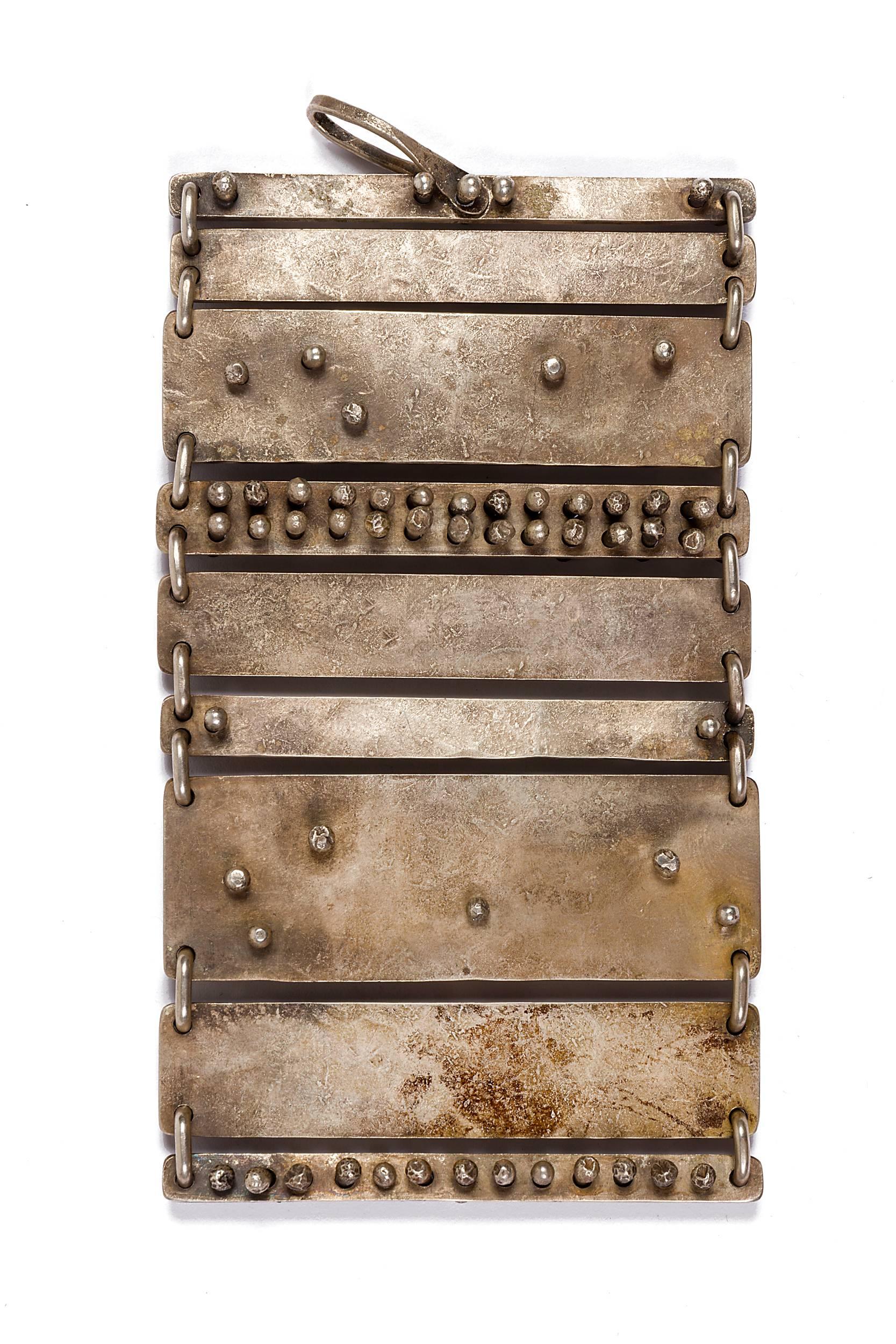 Metà XX secolo Importante ciondolo di Harry Bertoia in argento, ebano e corallo, USA, circa 1950 in vendita