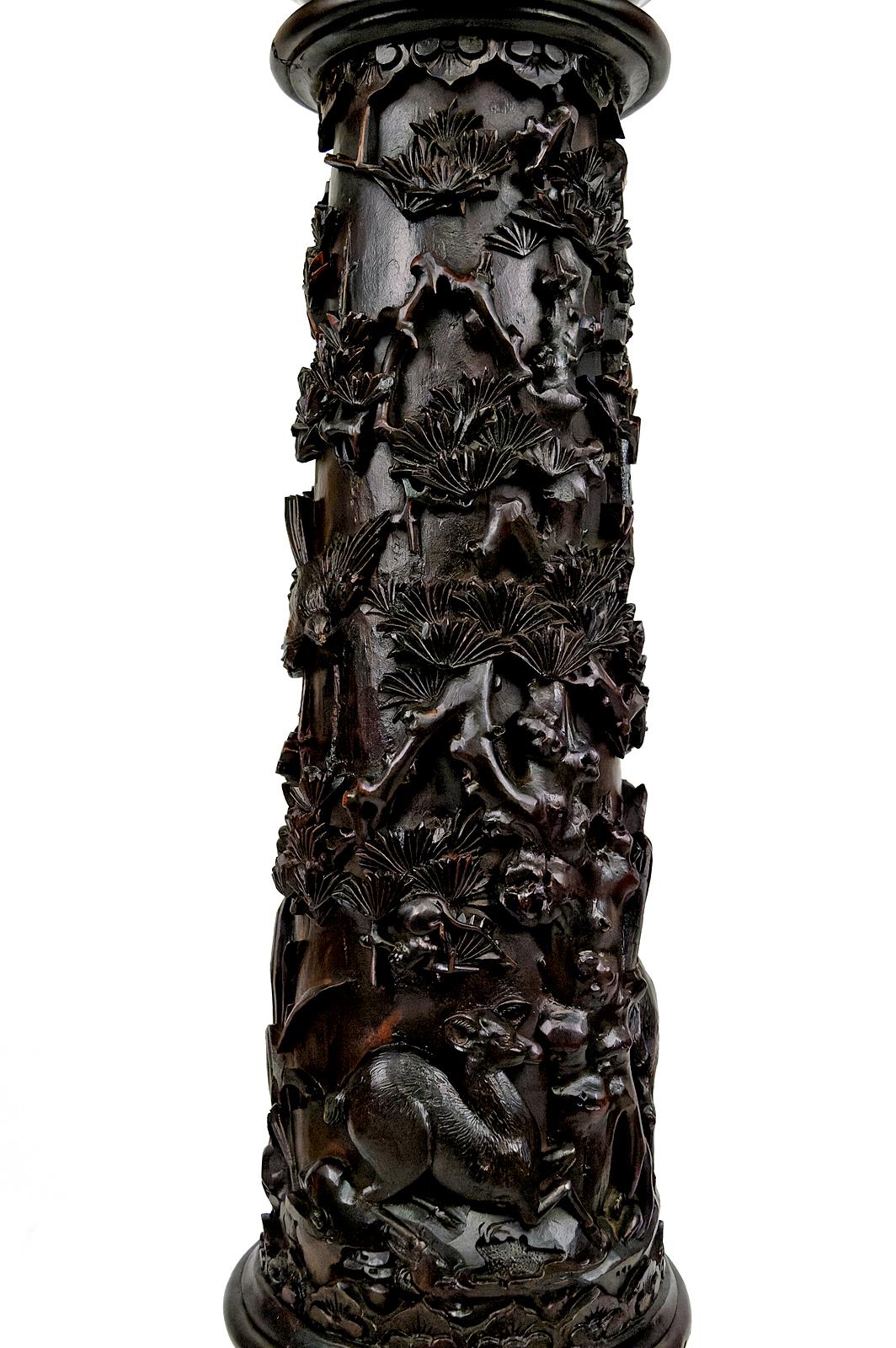 Wichtiger hoher Sockeltisch/ Säule aus geschnitztem Holz, um 1880, Indochina im Angebot 3