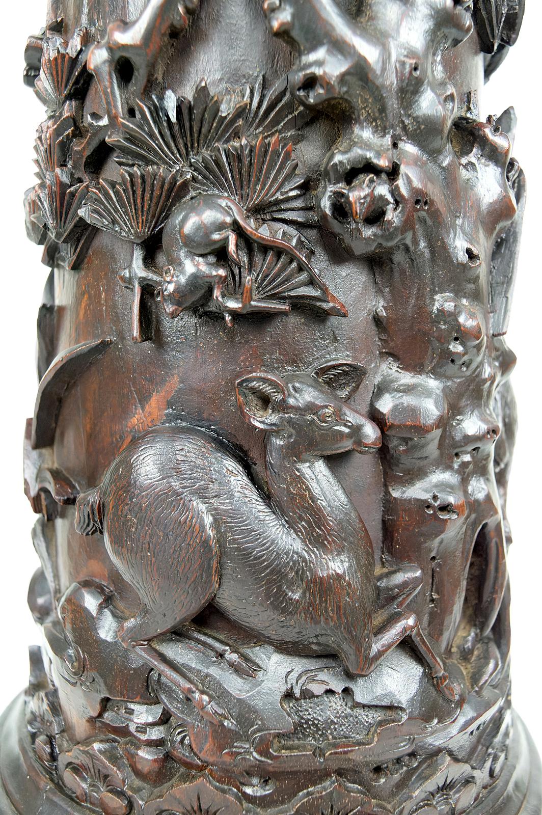 Important high pedestal table/ column in carved wood, circa 1880, Indochina For Sale 3