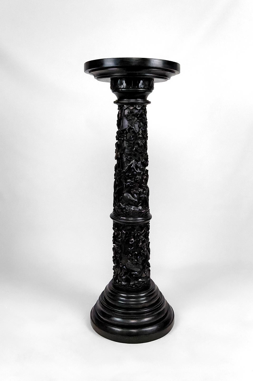 Wichtiger hoher Sockeltisch/ Säule aus geschnitztem Holz, um 1880, Indochina (Chinesischer Export) im Angebot
