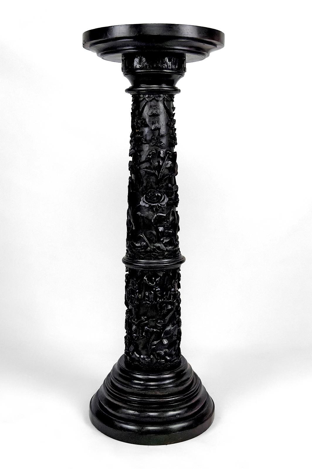 Carved Important high pedestal table/ column in carved wood, circa 1880, Indochina For Sale