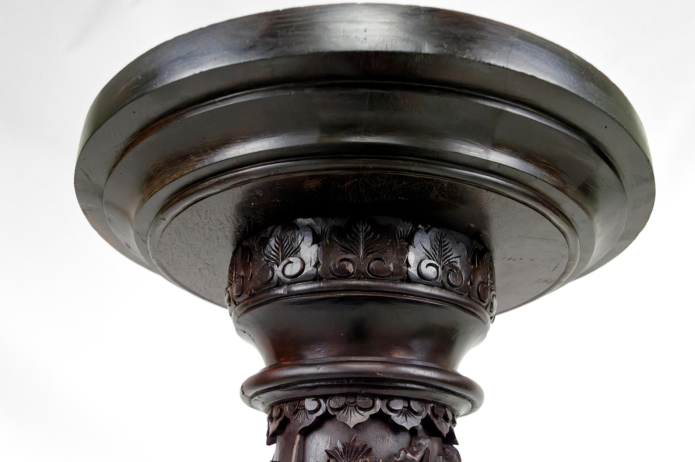 Important high pedestal table/ column in carved wood, circa 1880, Indochina In Excellent Condition For Sale In VÉZELAY, FR