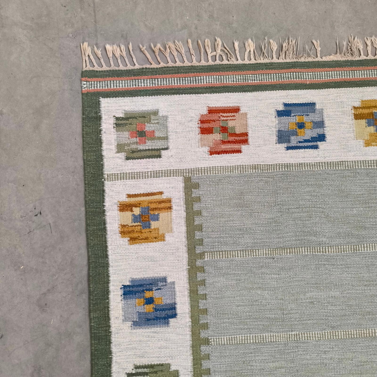 Milieu du XXe siècle Important modèle historique de kilim suédois 