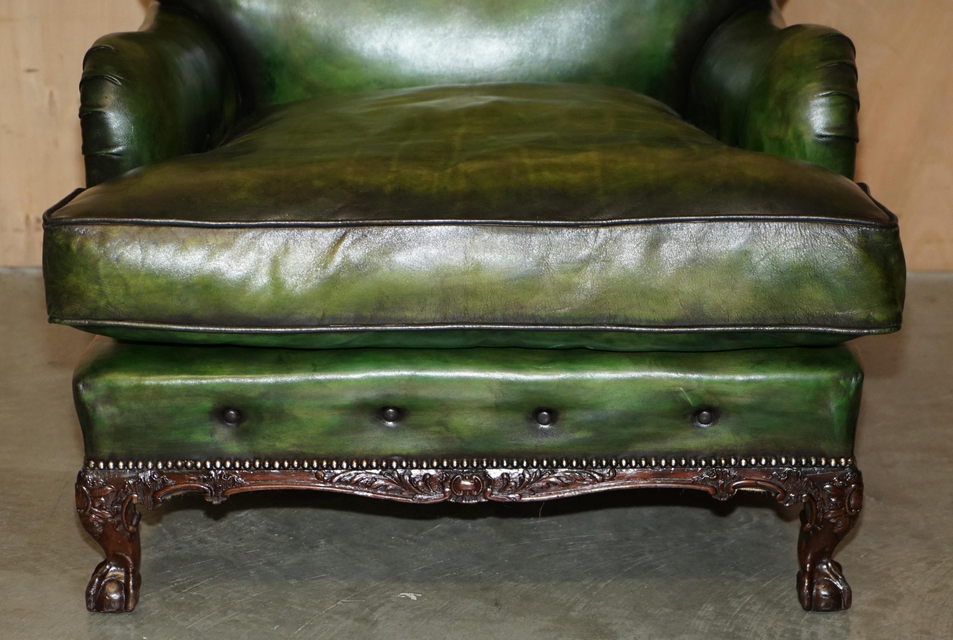 IMPORTANT FAUTEUIL D'ARMCHIÈRE VICTORIEN EN CUIR IVOR VERT AVEC PIEDS À BILLES ET CLAVETTES Howard and Sons en vente 2