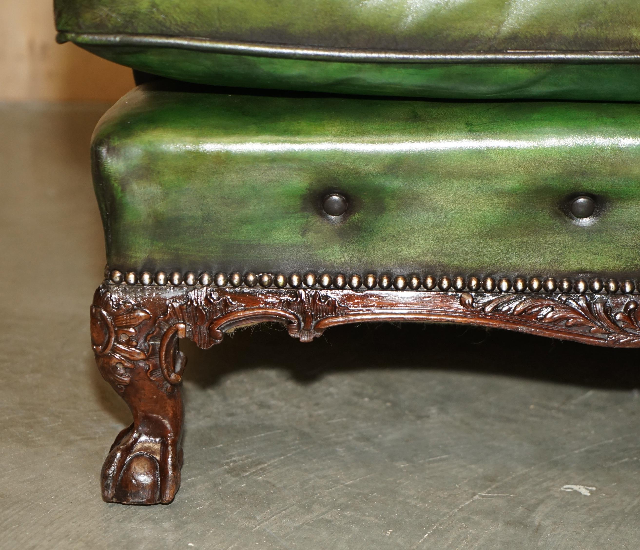 IMPORTANT FAUTEUIL D'ARMCHIÈRE VICTORIEN EN CUIR IVOR VERT AVEC PIEDS À BILLES ET CLAVETTES Howard and Sons en vente 3