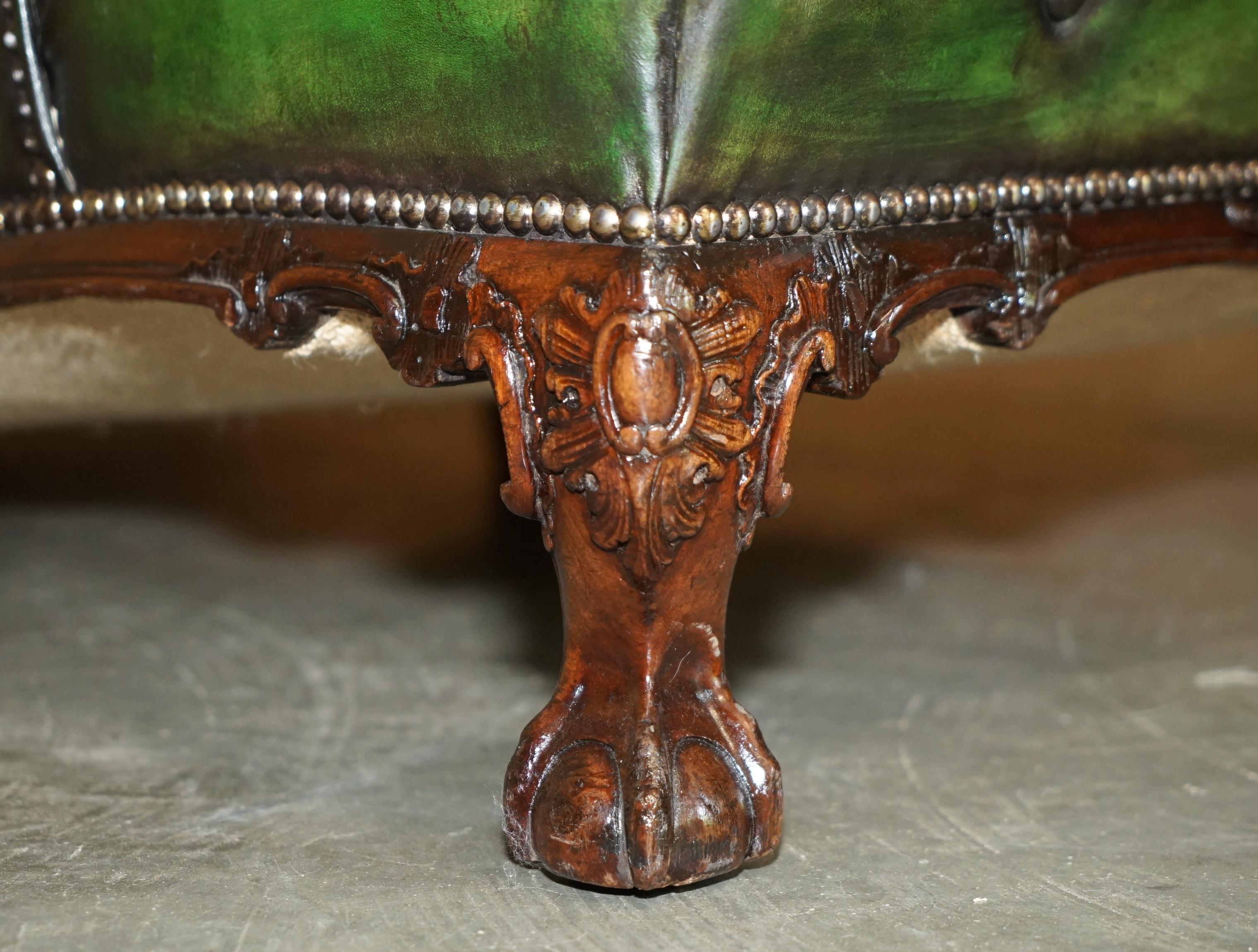 IMPORTANT FAUTEUIL D'ARMCHIÈRE VICTORIEN EN CUIR IVOR VERT AVEC PIEDS À BILLES ET CLAVETTES Howard and Sons en vente 4