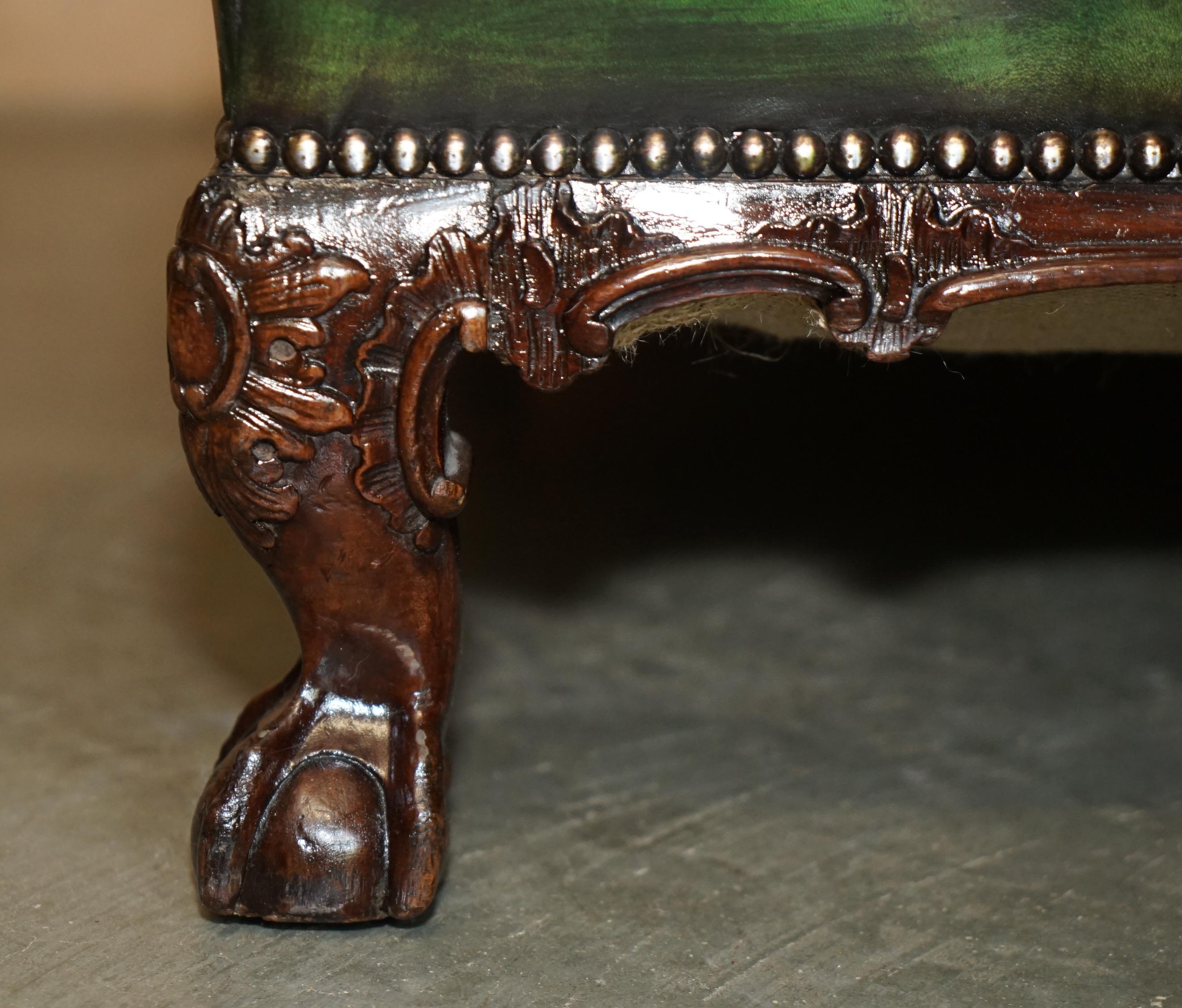 IMPORTANT FAUTEUIL D'ARMCHIÈRE VICTORIEN EN CUIR IVOR VERT AVEC PIEDS À BILLES ET CLAVETTES Howard and Sons en vente 5