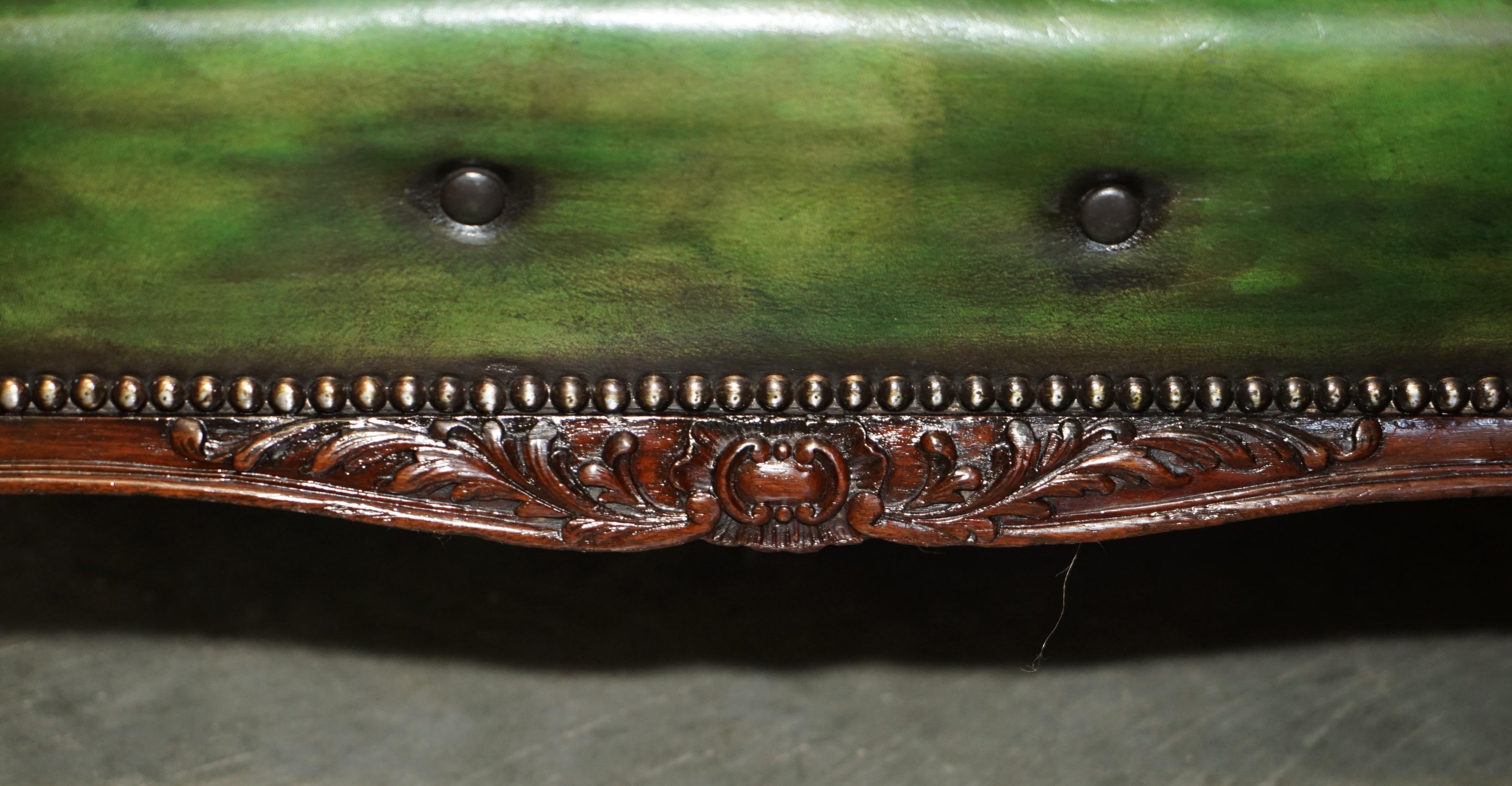 IMPORTANT FAUTEUIL D'ARMCHIÈRE VICTORIEN EN CUIR IVOR VERT AVEC PIEDS À BILLES ET CLAVETTES Howard and Sons en vente 6