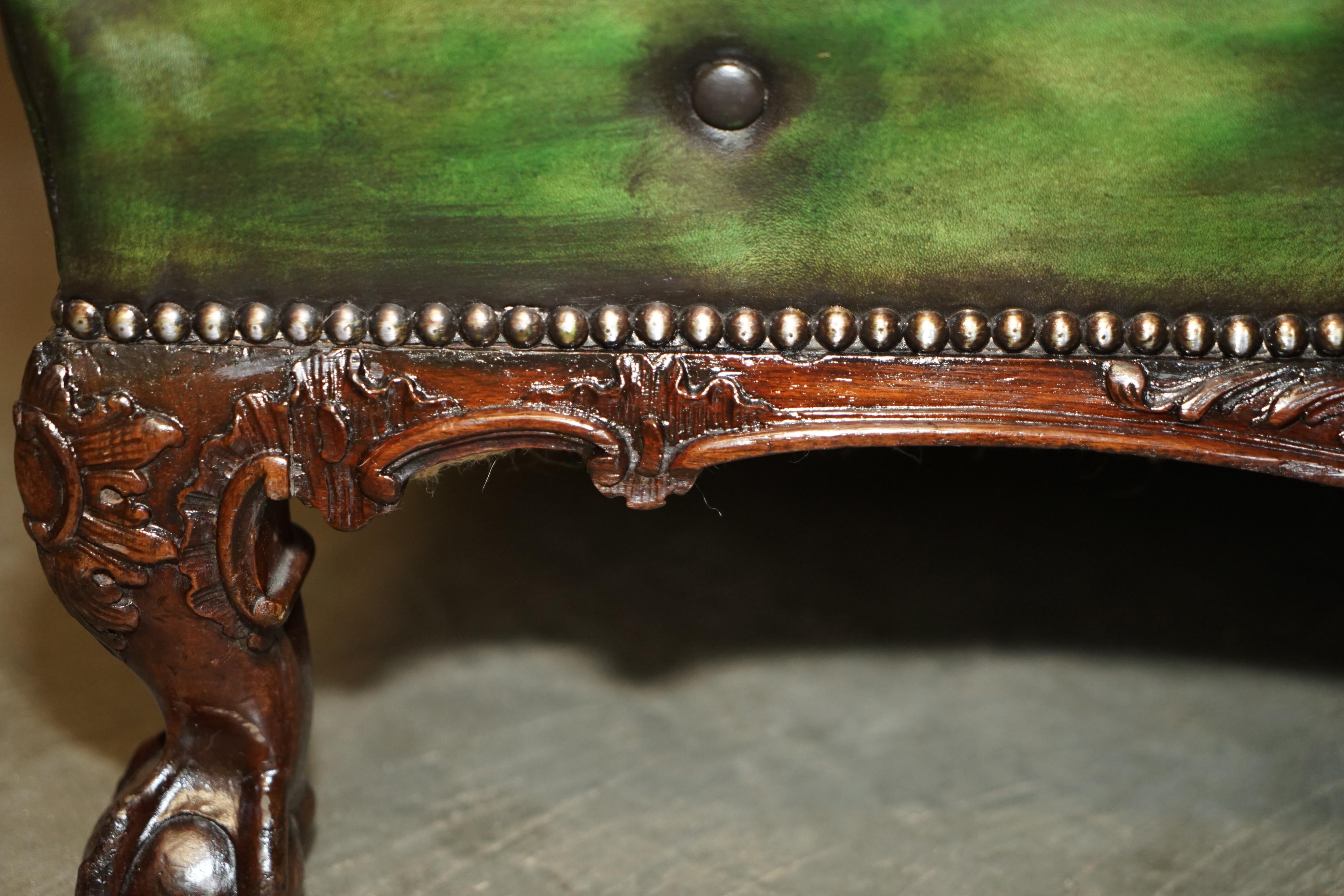 IMPORTANT FAUTEUIL D'ARMCHIÈRE VICTORIEN EN CUIR IVOR VERT AVEC PIEDS À BILLES ET CLAVETTES Howard and Sons en vente 7