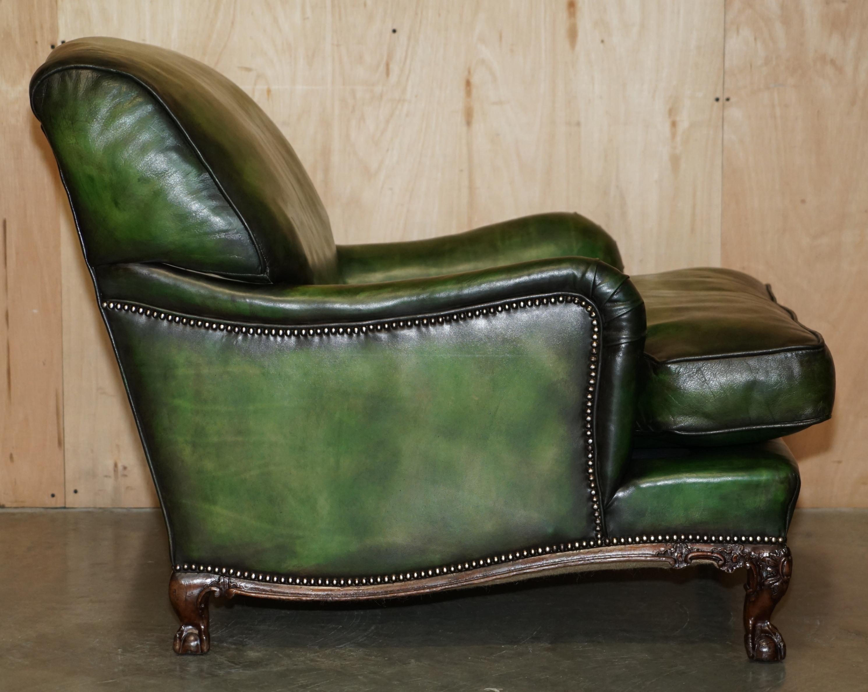 IMPORTANT FAUTEUIL D'ARMCHIÈRE VICTORIEN EN CUIR IVOR VERT AVEC PIEDS À BILLES ET CLAVETTES Howard and Sons en vente 8