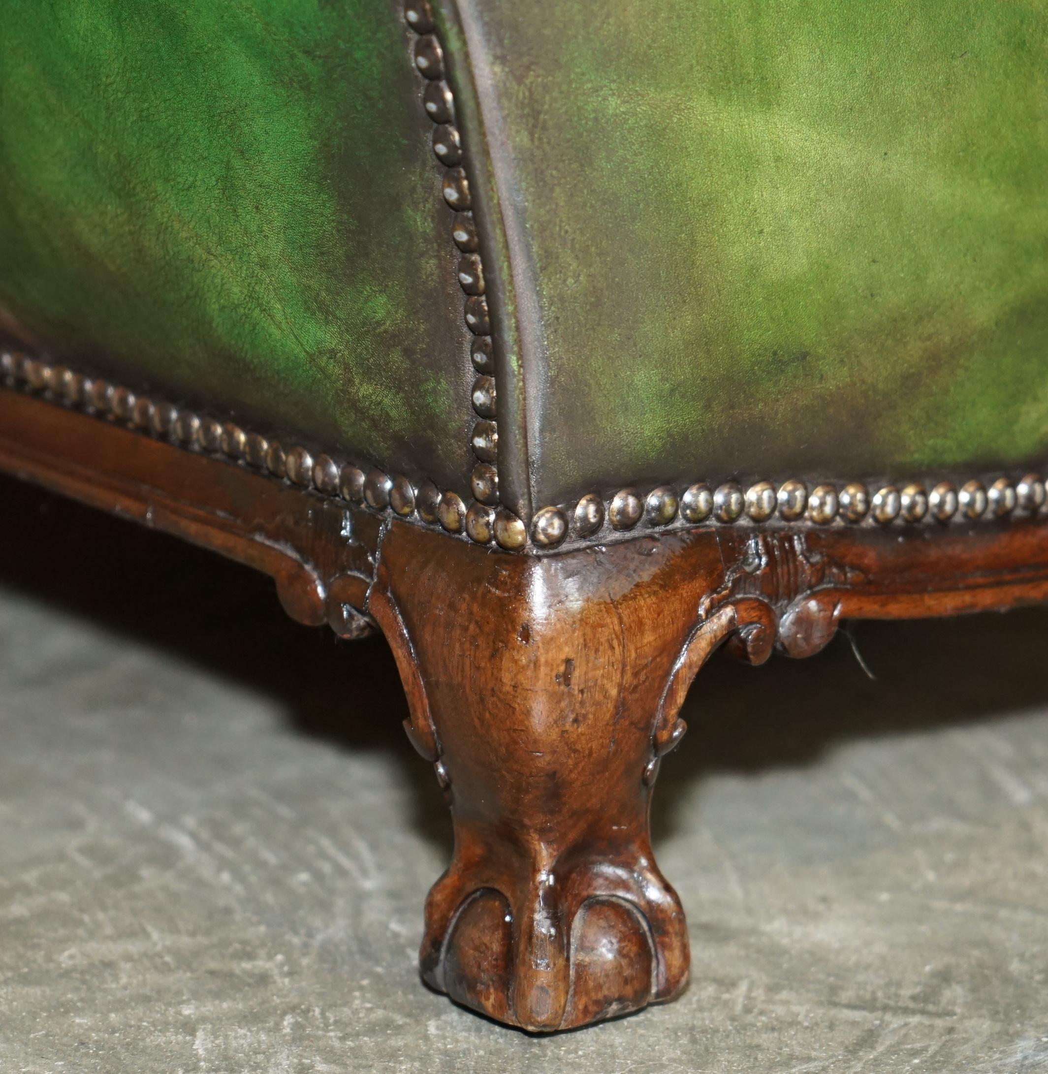 IMPORTANT FAUTEUIL D'ARMCHIÈRE VICTORIEN EN CUIR IVOR VERT AVEC PIEDS À BILLES ET CLAVETTES Howard and Sons en vente 9