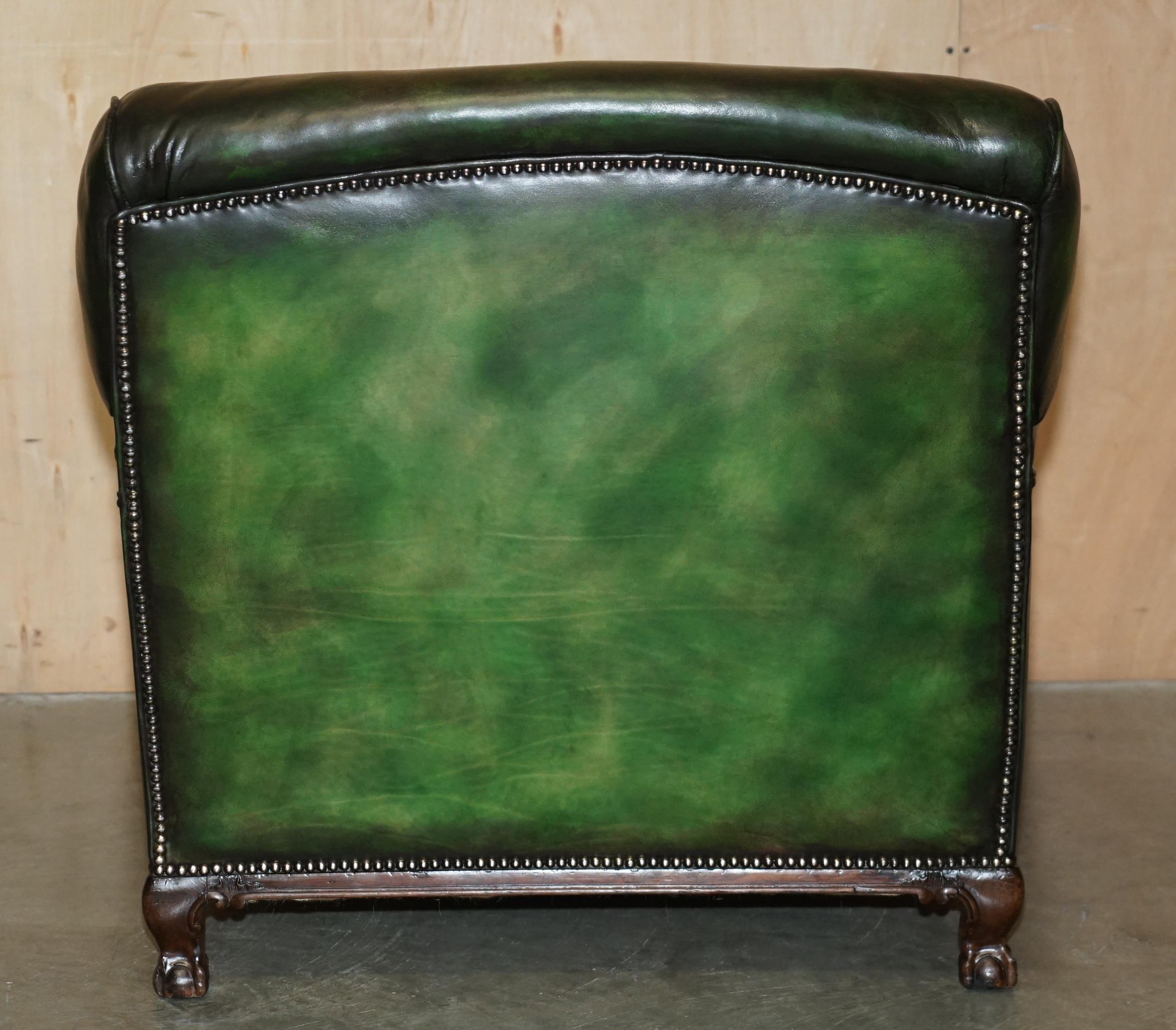 IMPORTANT FAUTEUIL D'ARMCHIÈRE VICTORIEN EN CUIR IVOR VERT AVEC PIEDS À BILLES ET CLAVETTES Howard and Sons en vente 10