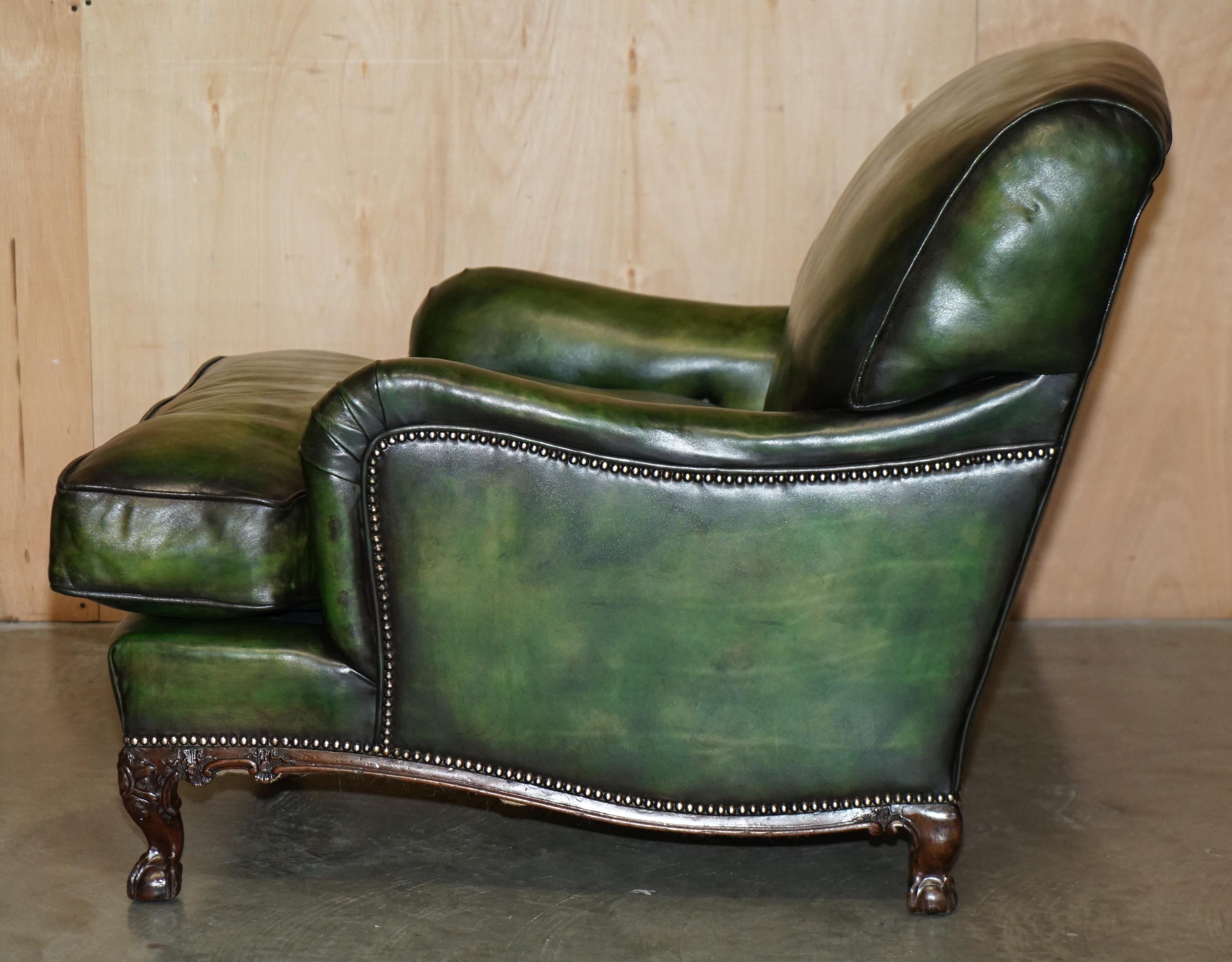 IMPORTANT FAUTEUIL D'ARMCHIÈRE VICTORIEN EN CUIR IVOR VERT AVEC PIEDS À BILLES ET CLAVETTES Howard and Sons en vente 11