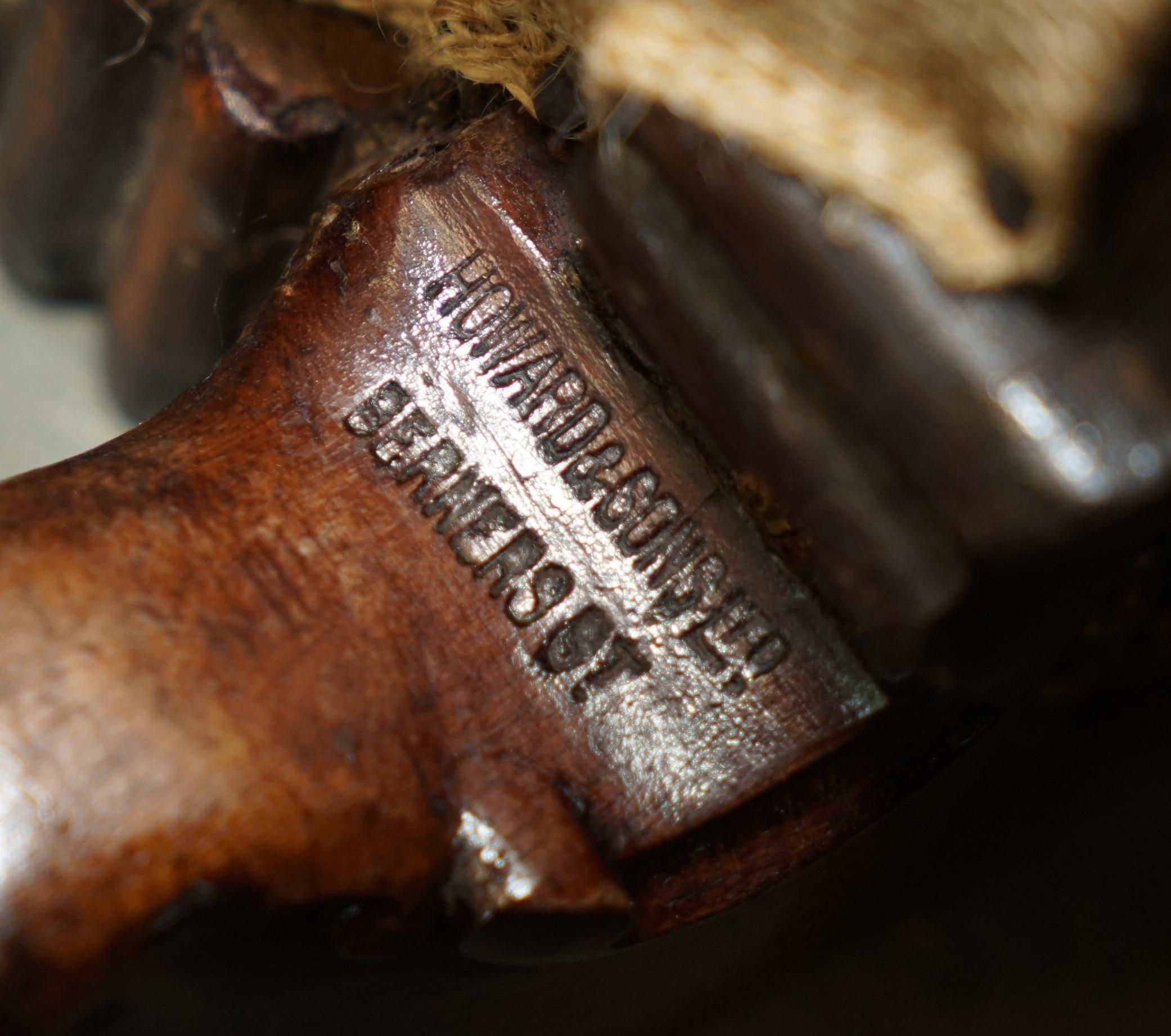 Anglais IMPORTANT FAUTEUIL D'ARMCHIÈRE VICTORIEN EN CUIR IVOR VERT AVEC PIEDS À BILLES ET CLAVETTES Howard and Sons en vente