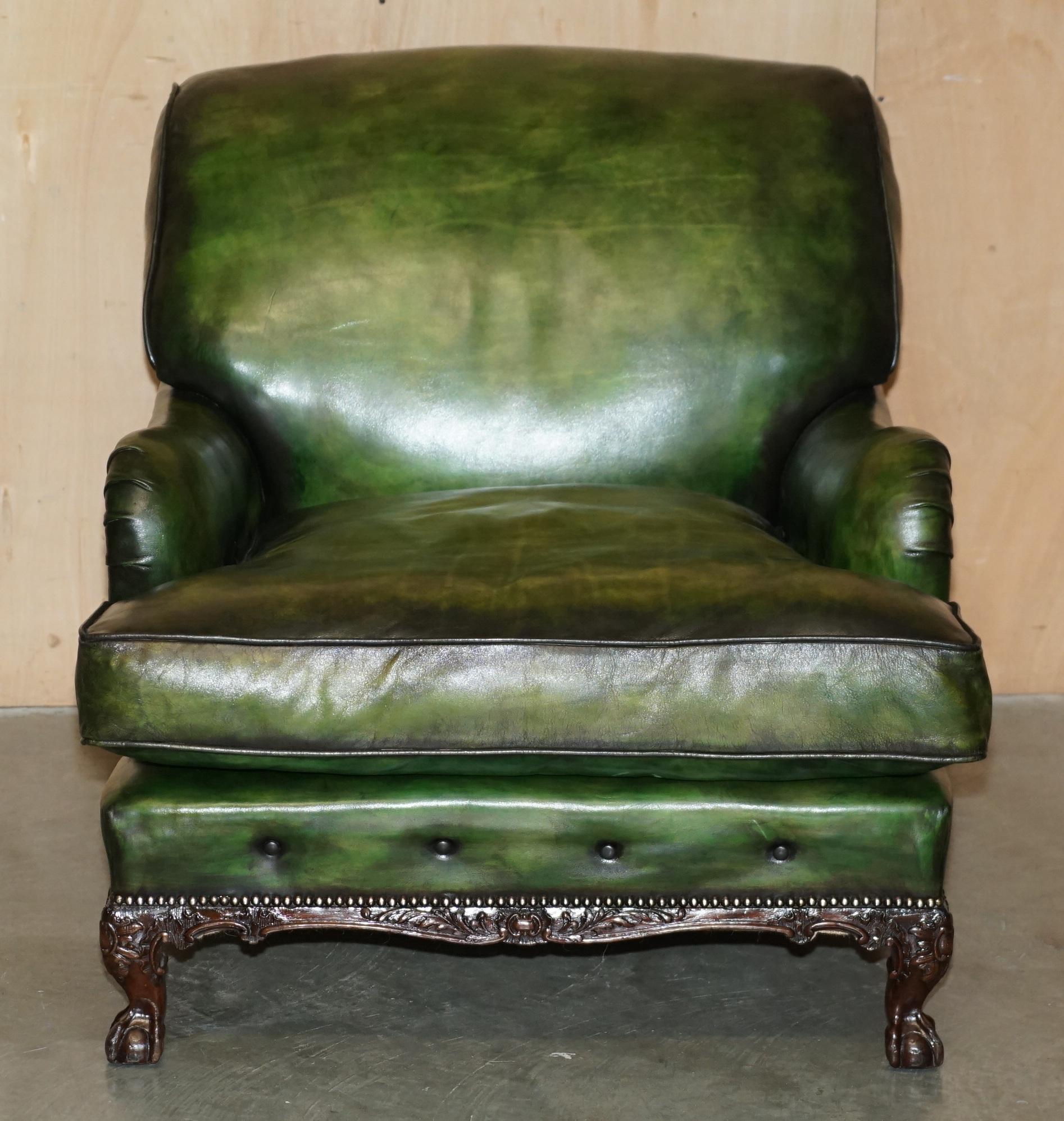 Fait main IMPORTANT FAUTEUIL D'ARMCHIÈRE VICTORIEN EN CUIR IVOR VERT AVEC PIEDS À BILLES ET CLAVETTES Howard and Sons en vente