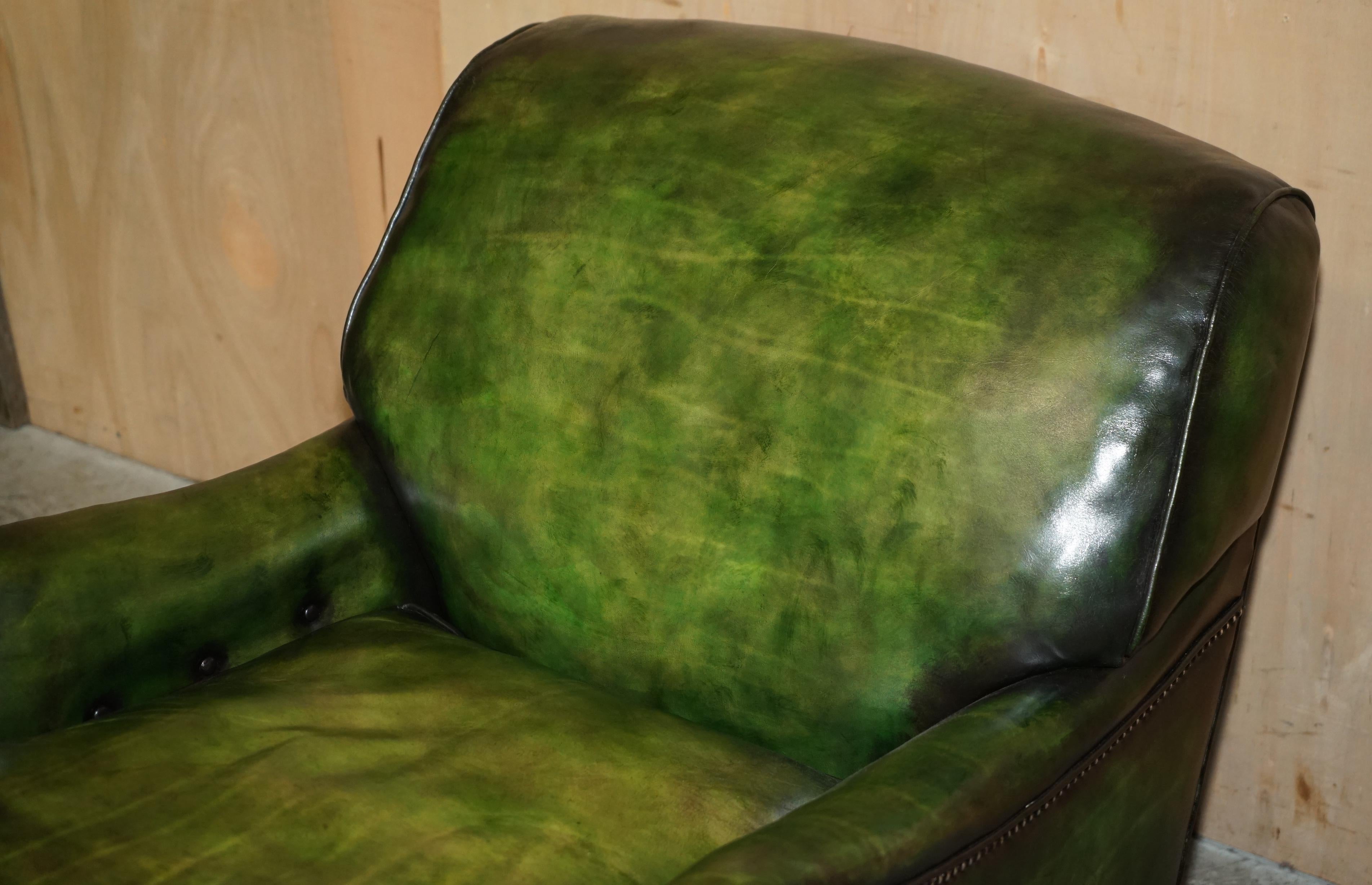 IMPORTANT FAUTEUIL D'ARMCHIÈRE VICTORIEN EN CUIR IVOR VERT AVEC PIEDS À BILLES ET CLAVETTES Howard and Sons Excellent état - En vente à West Sussex, Pulborough