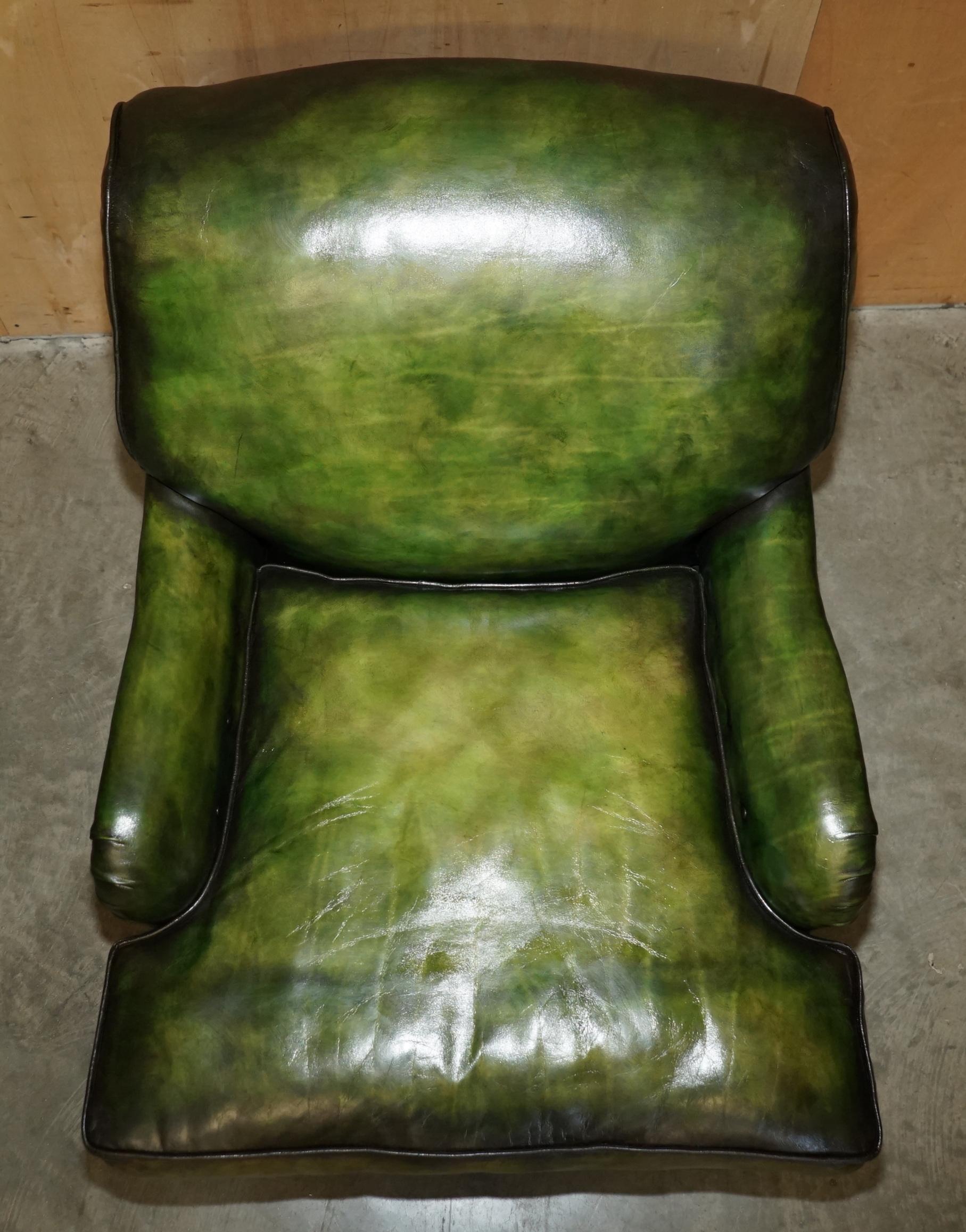 XIXe siècle IMPORTANT FAUTEUIL D'ARMCHIÈRE VICTORIEN EN CUIR IVOR VERT AVEC PIEDS À BILLES ET CLAVETTES Howard and Sons en vente