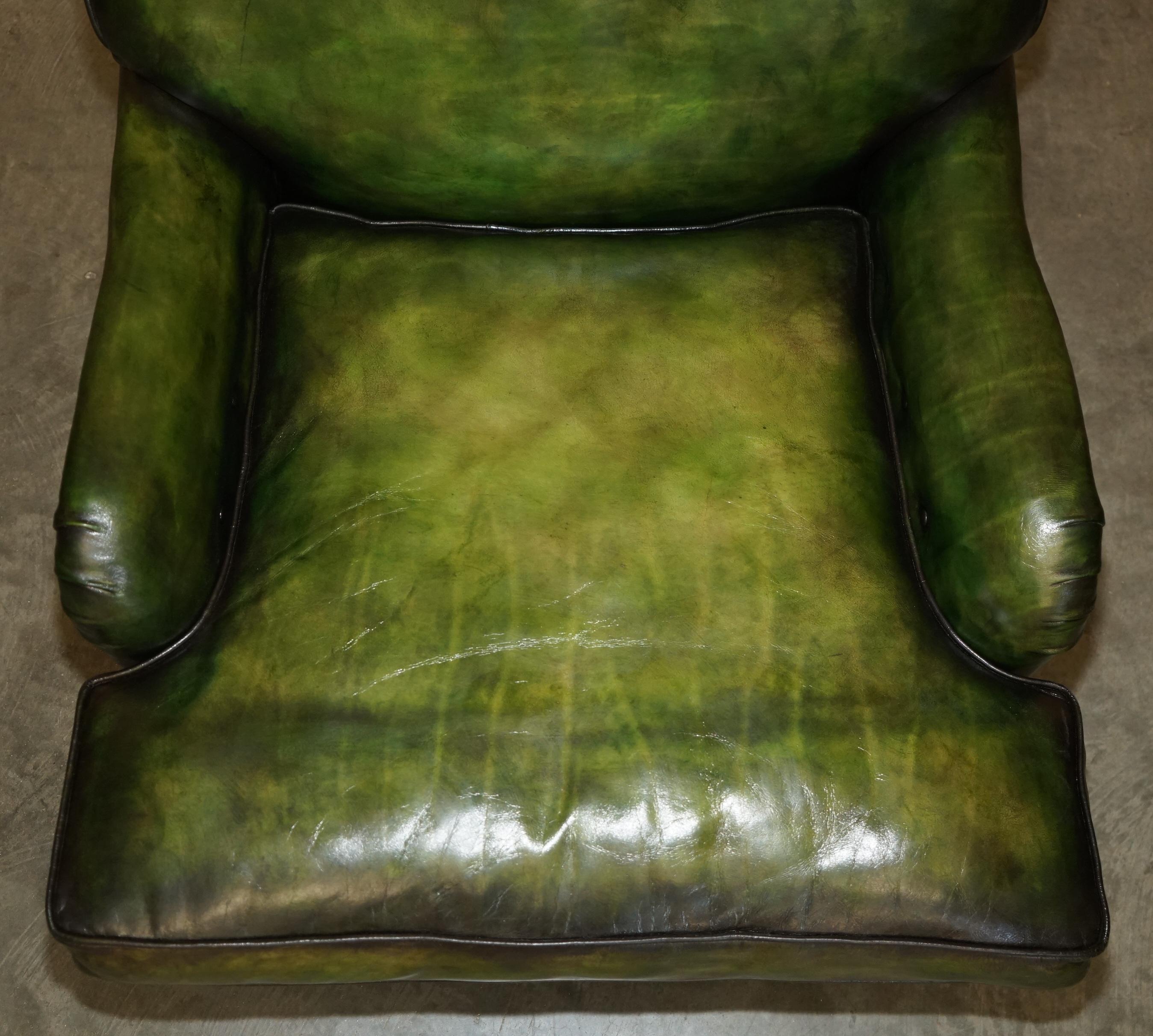 Cuir IMPORTANT FAUTEUIL D'ARMCHIÈRE VICTORIEN EN CUIR IVOR VERT AVEC PIEDS À BILLES ET CLAVETTES Howard and Sons en vente