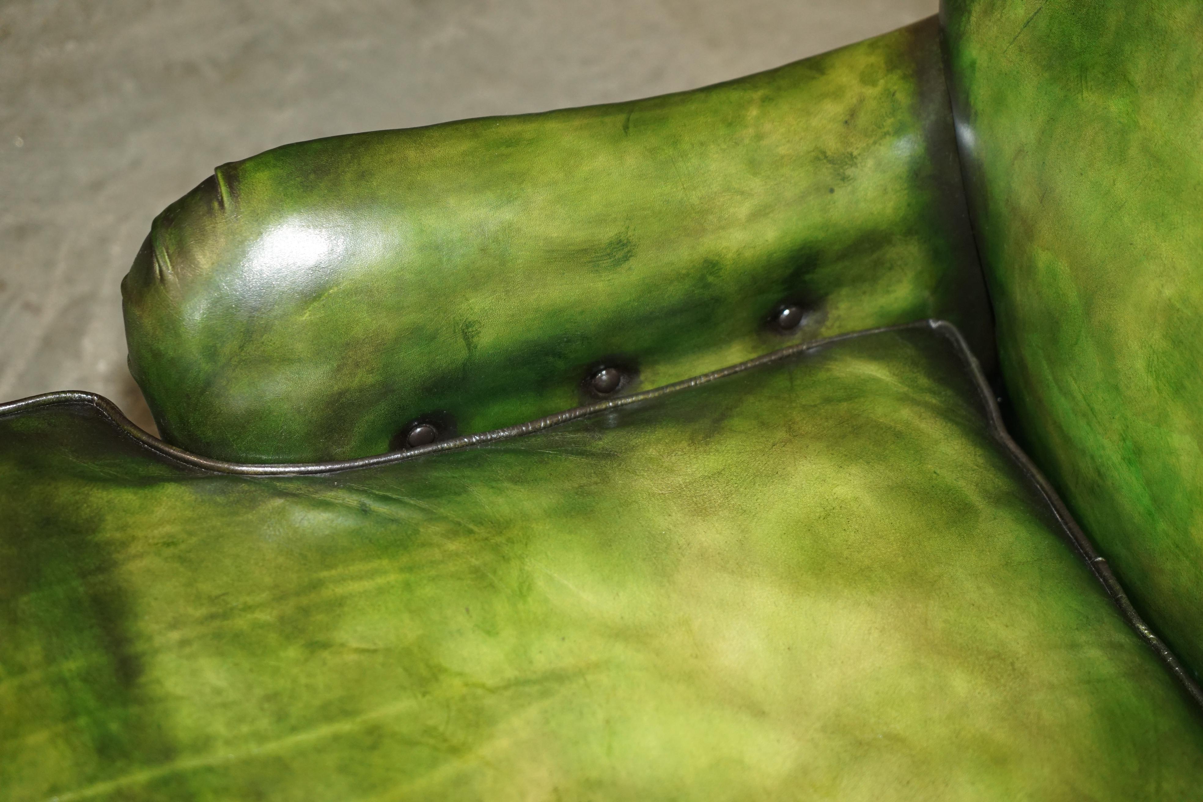 IMPORTANT FAUTEUIL D'ARMCHIÈRE VICTORIEN EN CUIR IVOR VERT AVEC PIEDS À BILLES ET CLAVETTES Howard and Sons en vente 1