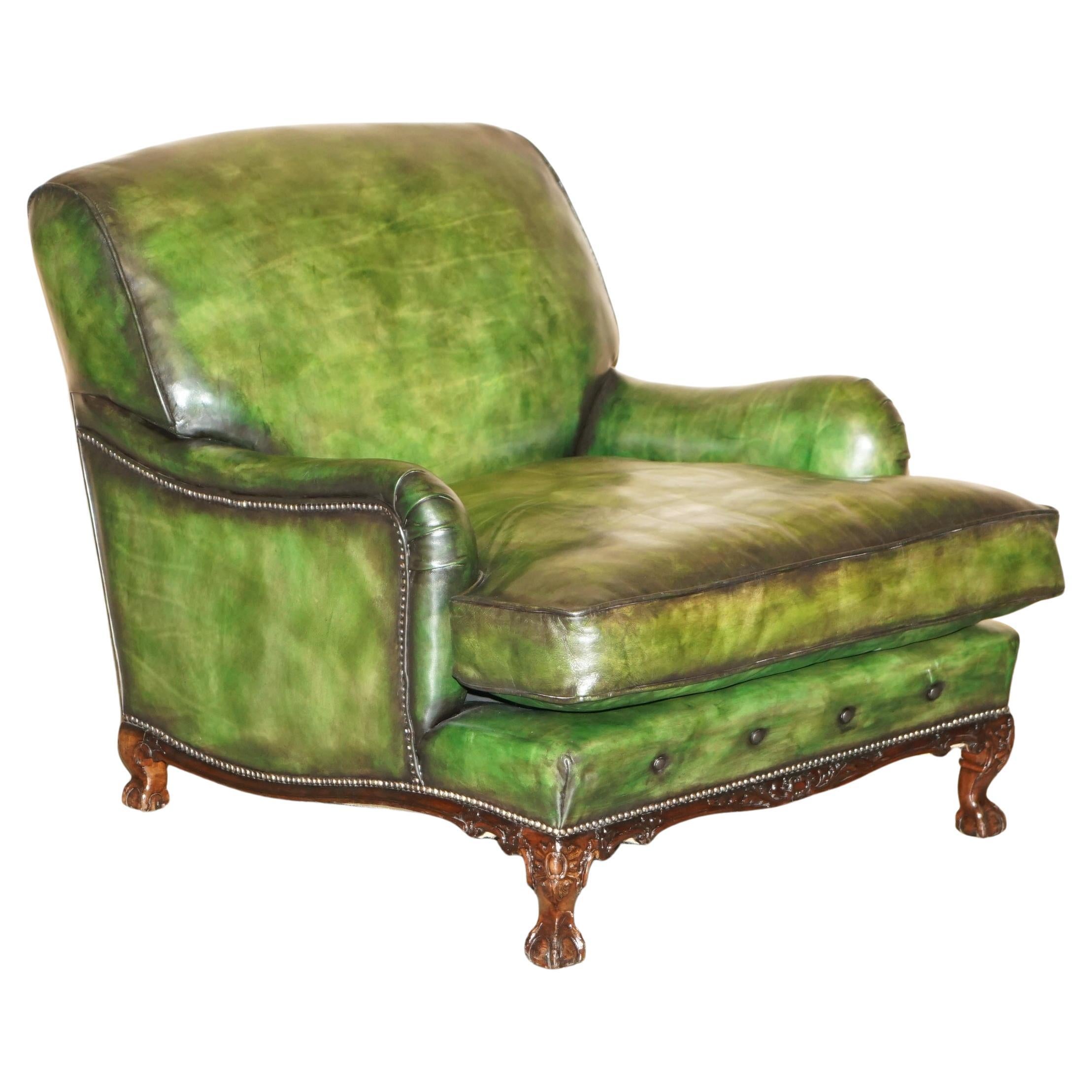 IMPORTANT FAUTEUIL D'ARMCHIÈRE VICTORIEN EN CUIR IVOR VERT AVEC PIEDS À BILLES ET CLAVETTES Howard and Sons en vente