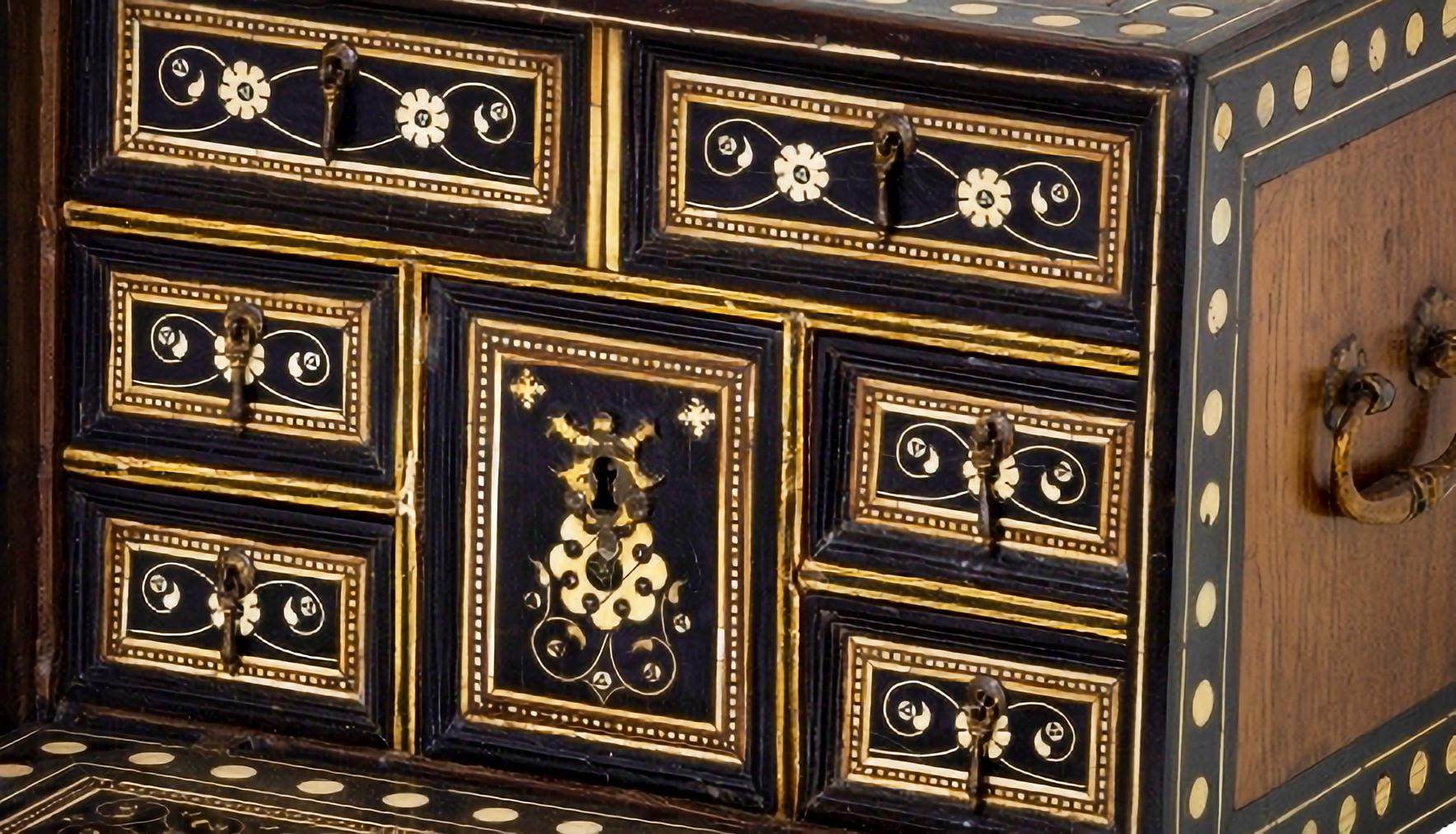 IMPORTANTE CONTADOR / CAJA INDO-PORTUGUESA CON TAPA Siglo XVII

de madera de teca y ébano, con incrustaciones de marfil y seis cajones en el interior, simulando ocho.
Pequeños defectos.
Dimensiones: 19 x 27 x 20 cm.
buenas condiciones