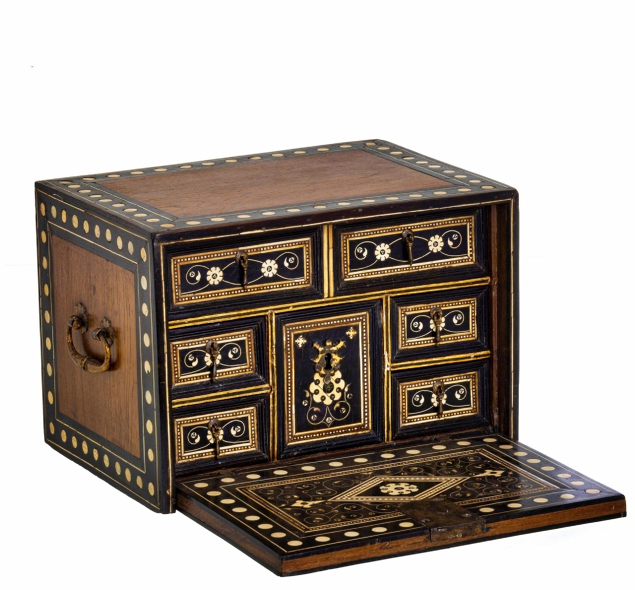 IMPORTANTE CONTADOR / CAJA INDO-PORTUGUESA CON TAPA Siglo XVII Portugués