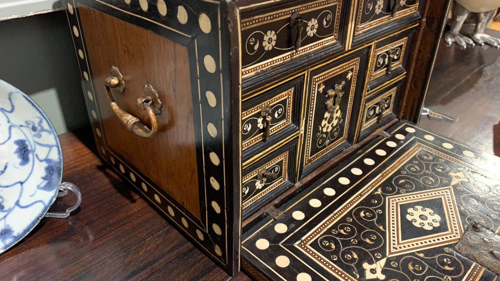IMPORTANTE CONTADOR / CAJA INDO-PORTUGUESA CON TAPA Siglo XVII Madera