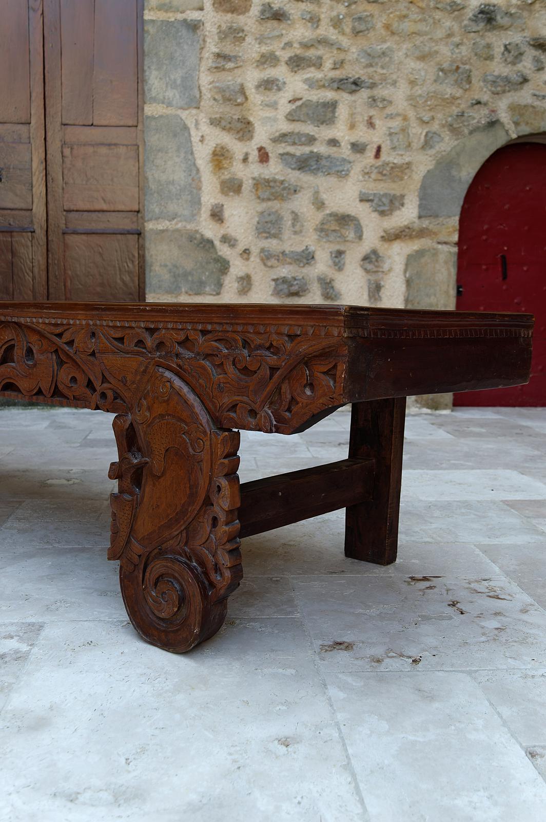 Important Indonesian bench in carved wood, Early 20th century For Sale 3