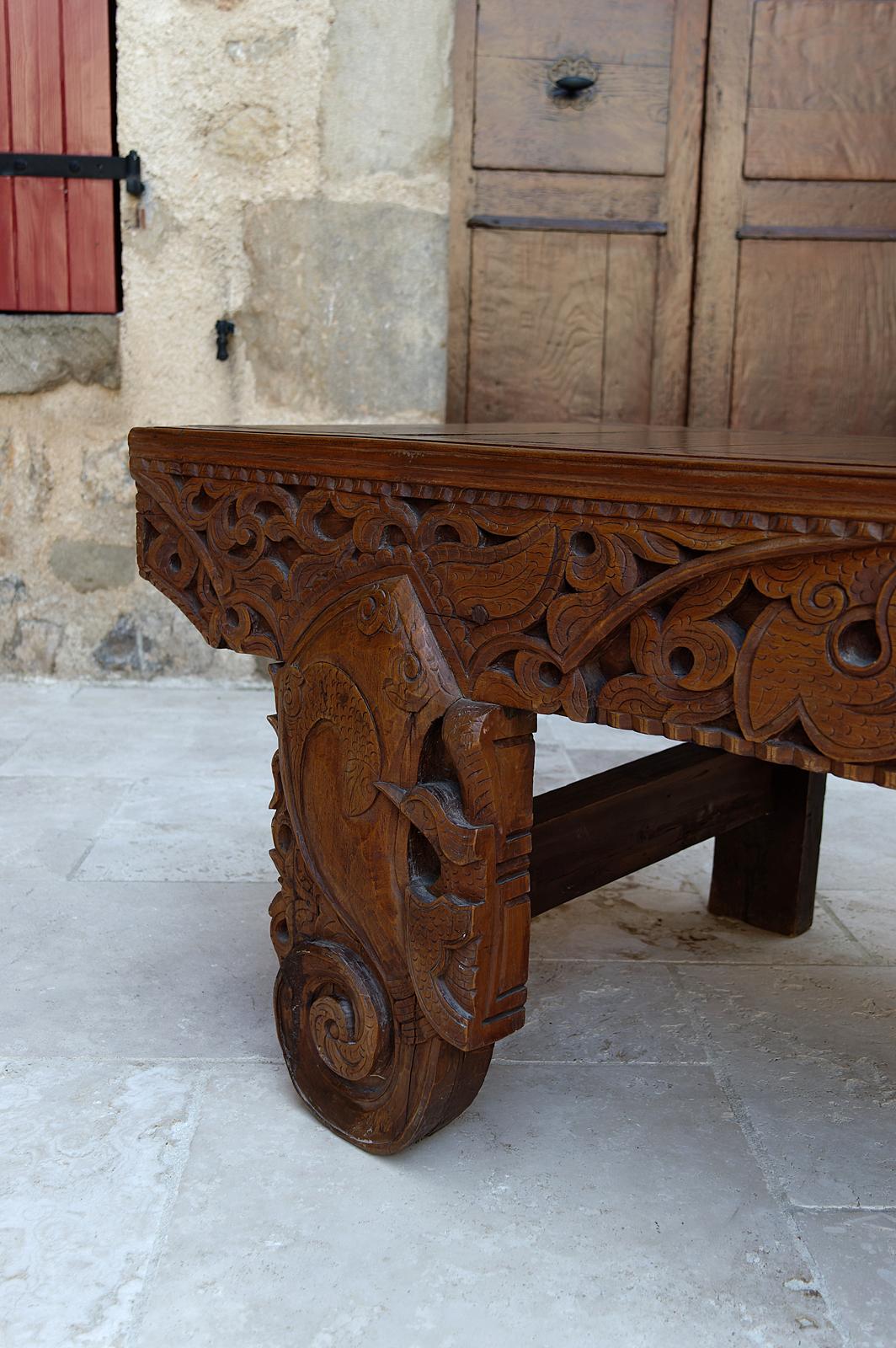 Important Indonesian bench in carved wood, Early 20th century For Sale 4