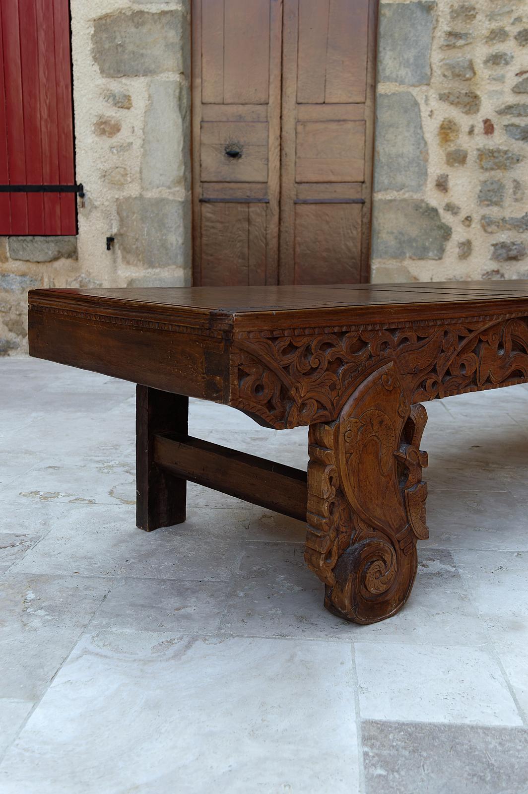 Important Indonesian bench in carved wood, Early 20th century For Sale 5