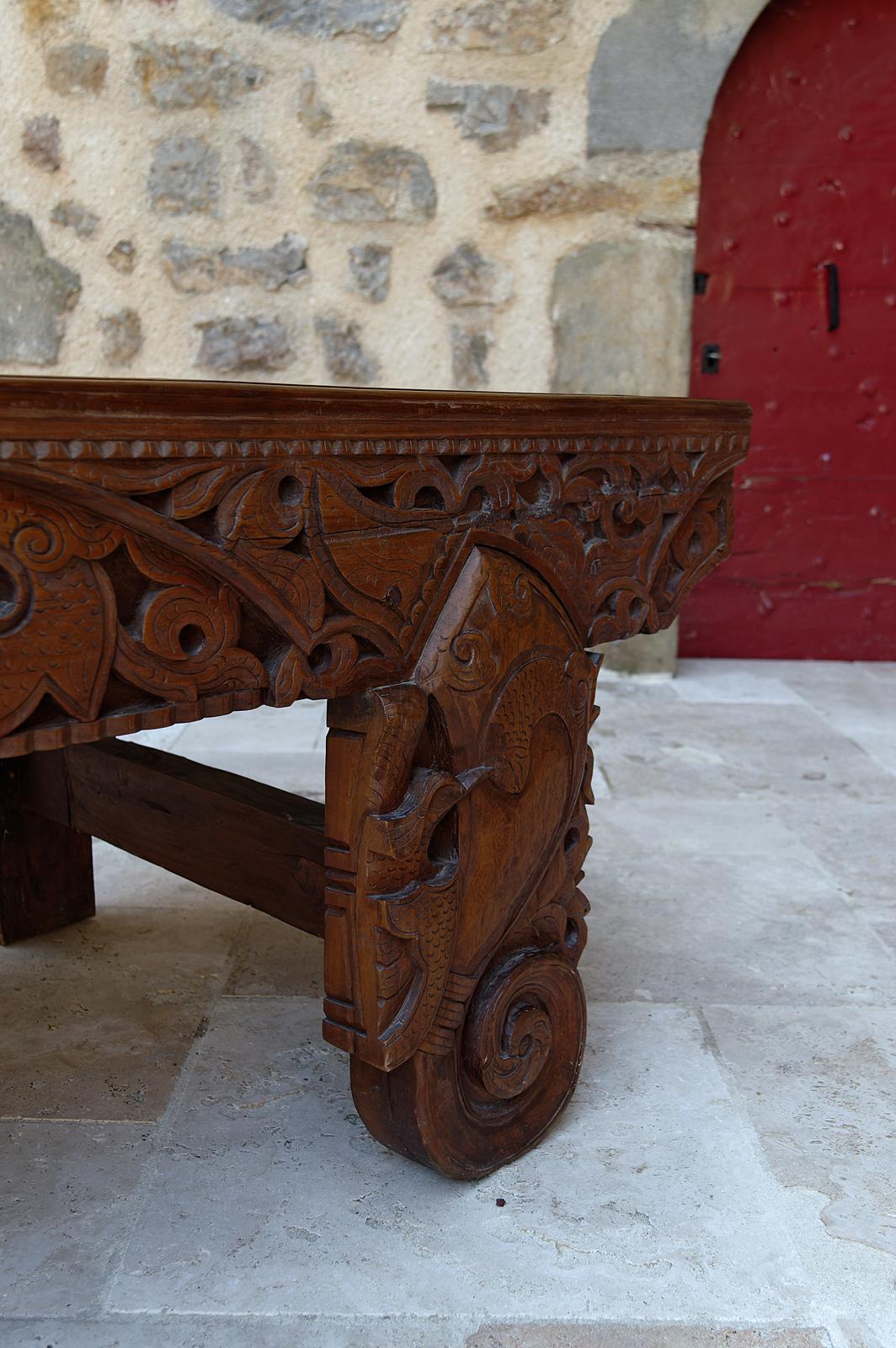 Important Indonesian bench in carved wood, Early 20th century For Sale 6