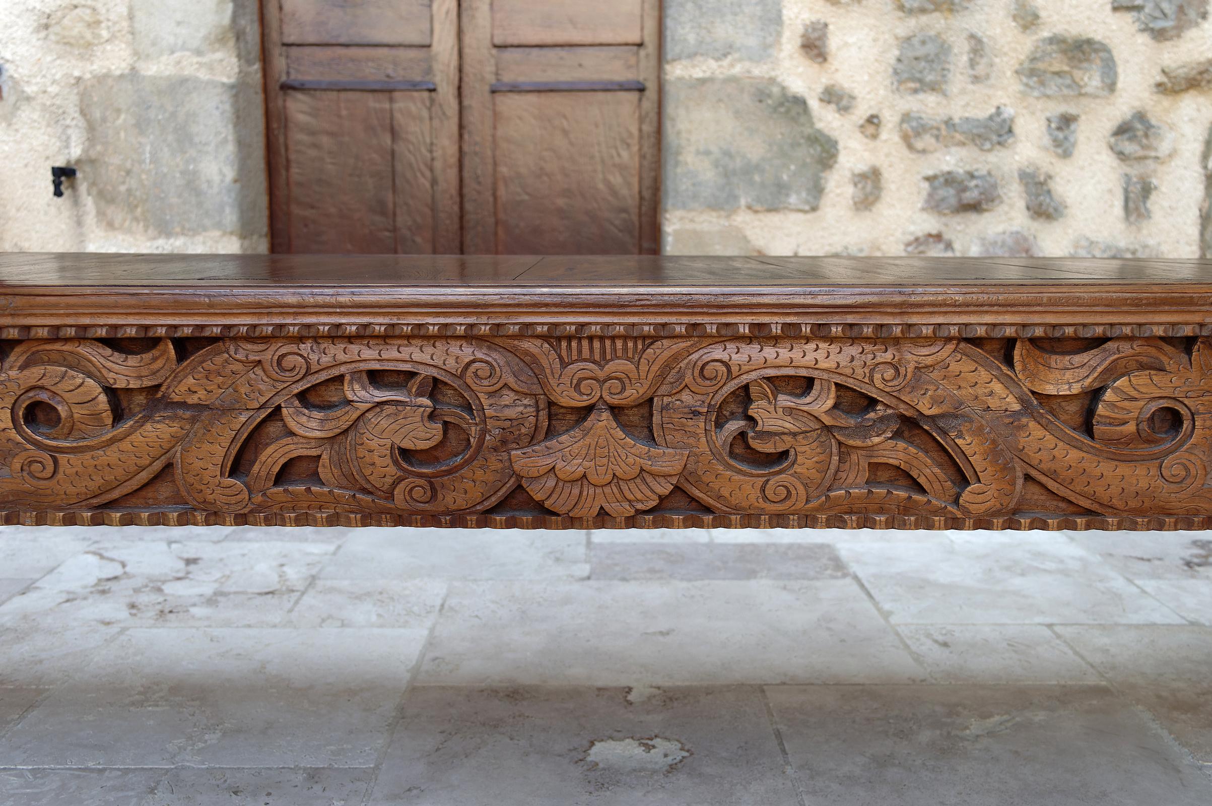 Important Indonesian bench in carved wood, Early 20th century For Sale 8