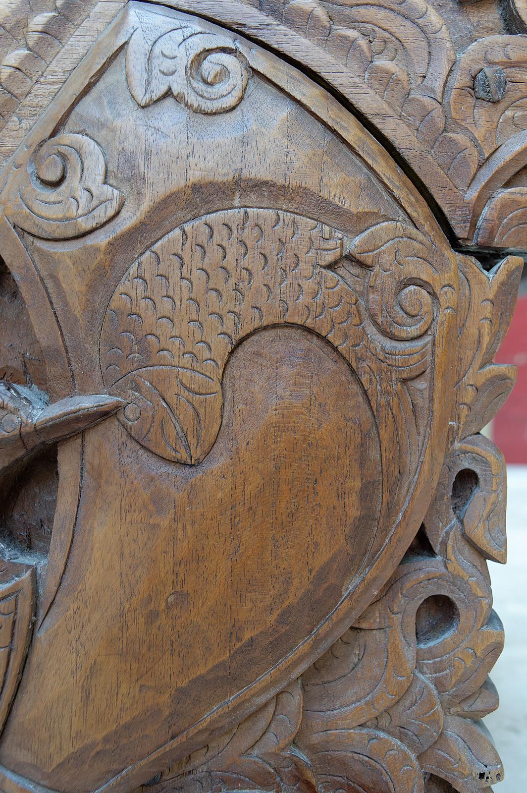 Important banc indonésien en bois sculpté, début du 20e siècle en vente 5