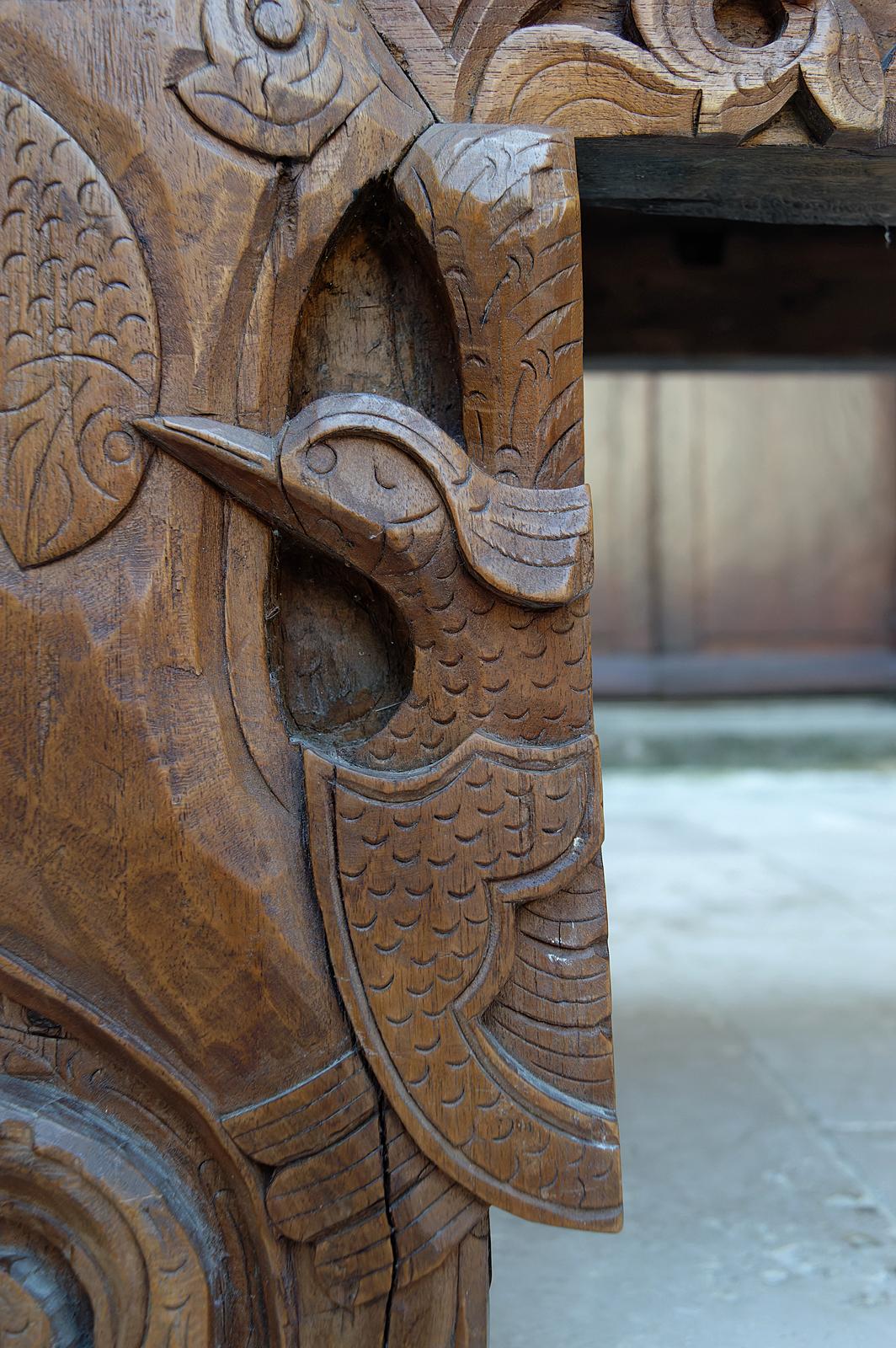 Important Indonesian bench in carved wood, Early 20th century For Sale 11