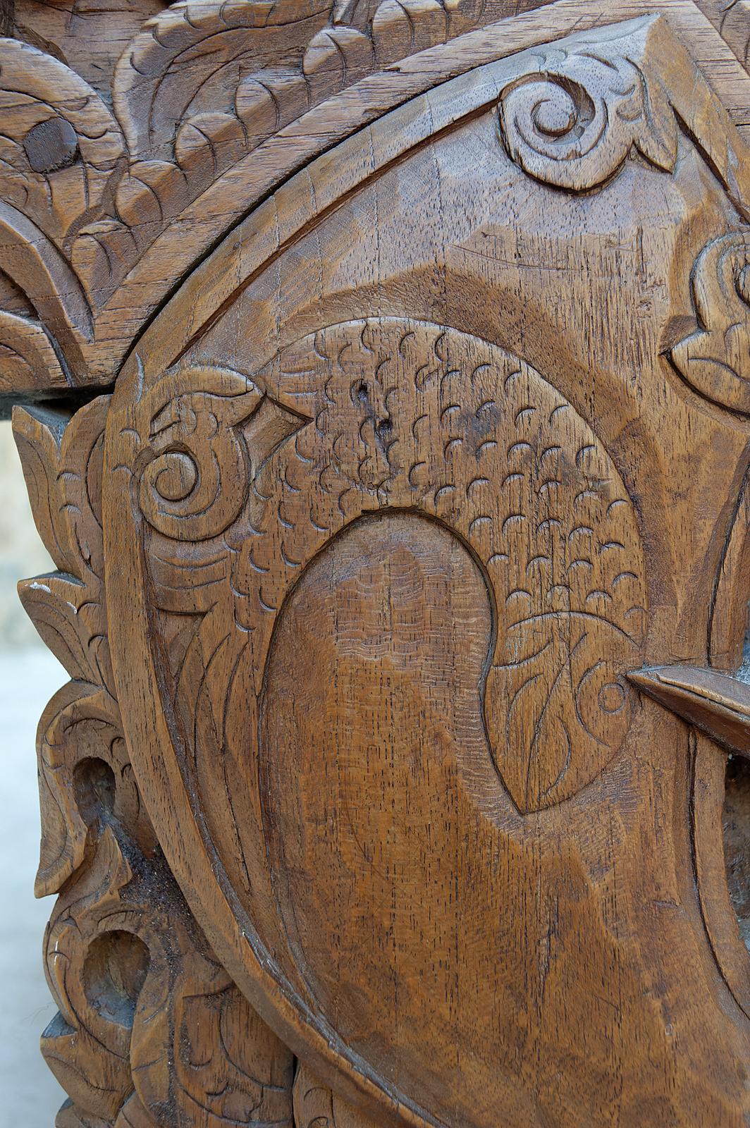 Important banc indonésien en bois sculpté, début du 20e siècle en vente 10