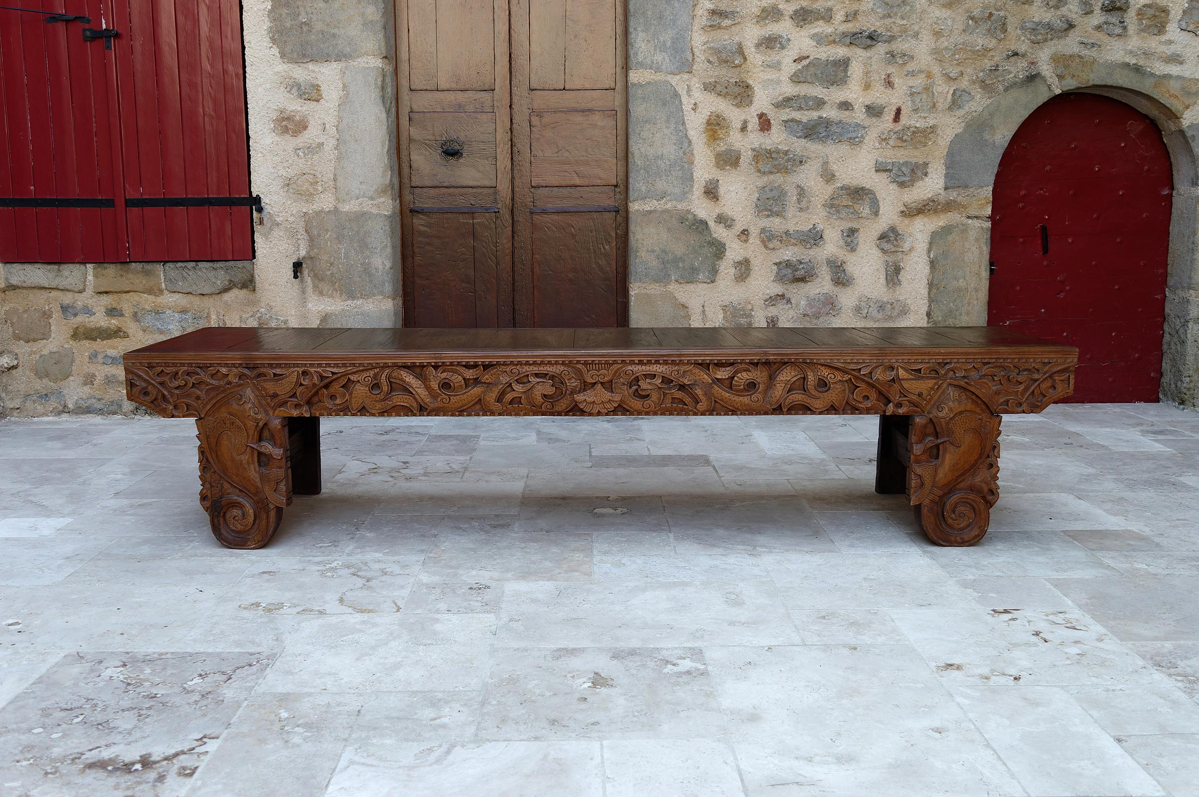 Important bench.
Hand carved with birds fishing for fish and plant motifs.
In teak.
Indonesia, Early 20th Century.
Very good condition.

Dimensions:
Height:51cm
Length: 240cm
Depth:60cm
60 kg
