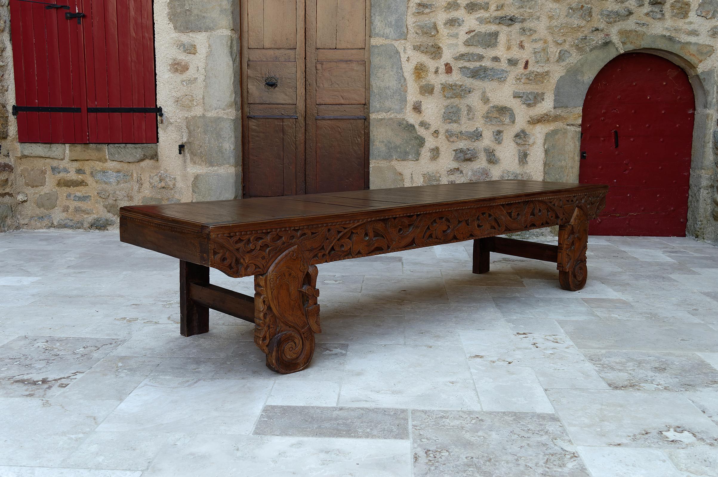 Tribal Important Indonesian bench in carved wood, Early 20th century For Sale