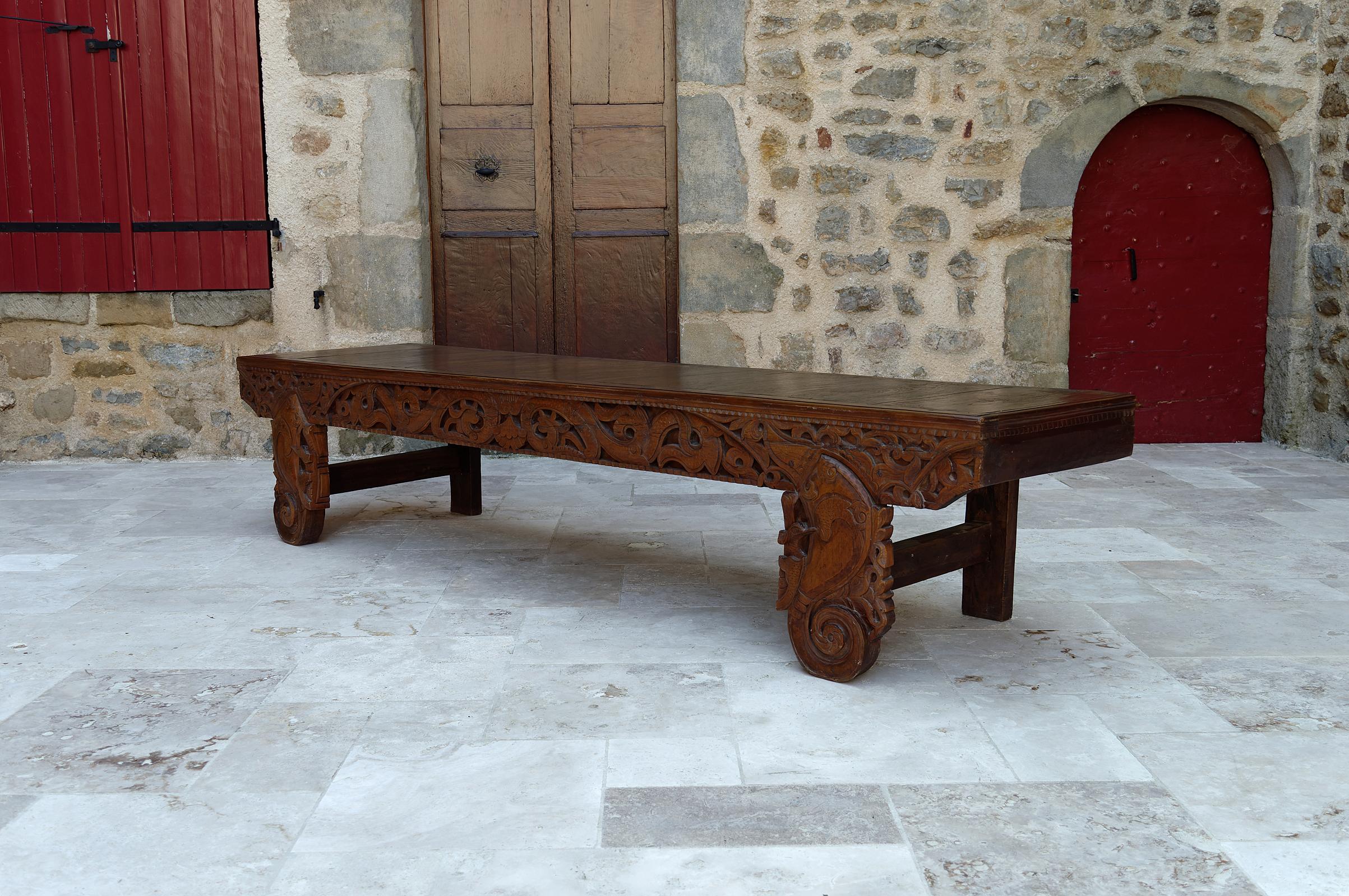 Carved Important Indonesian bench in carved wood, Early 20th century For Sale